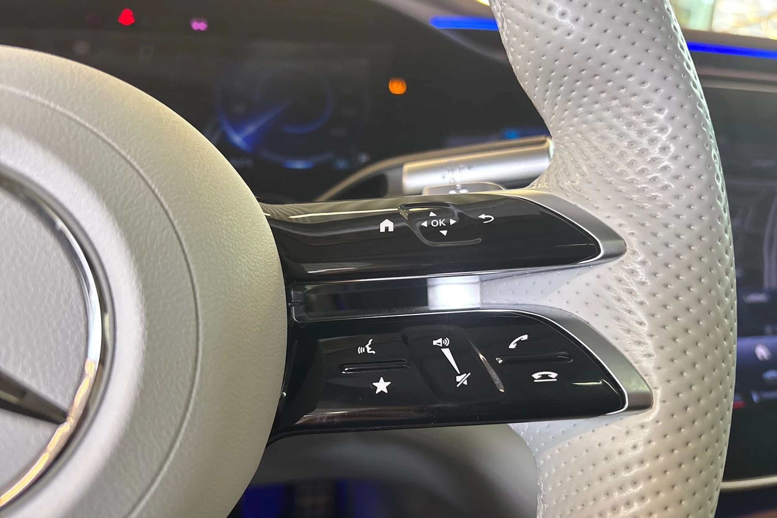 Valkoinen Mercedes-Benz EQS 2022 kuva 15.