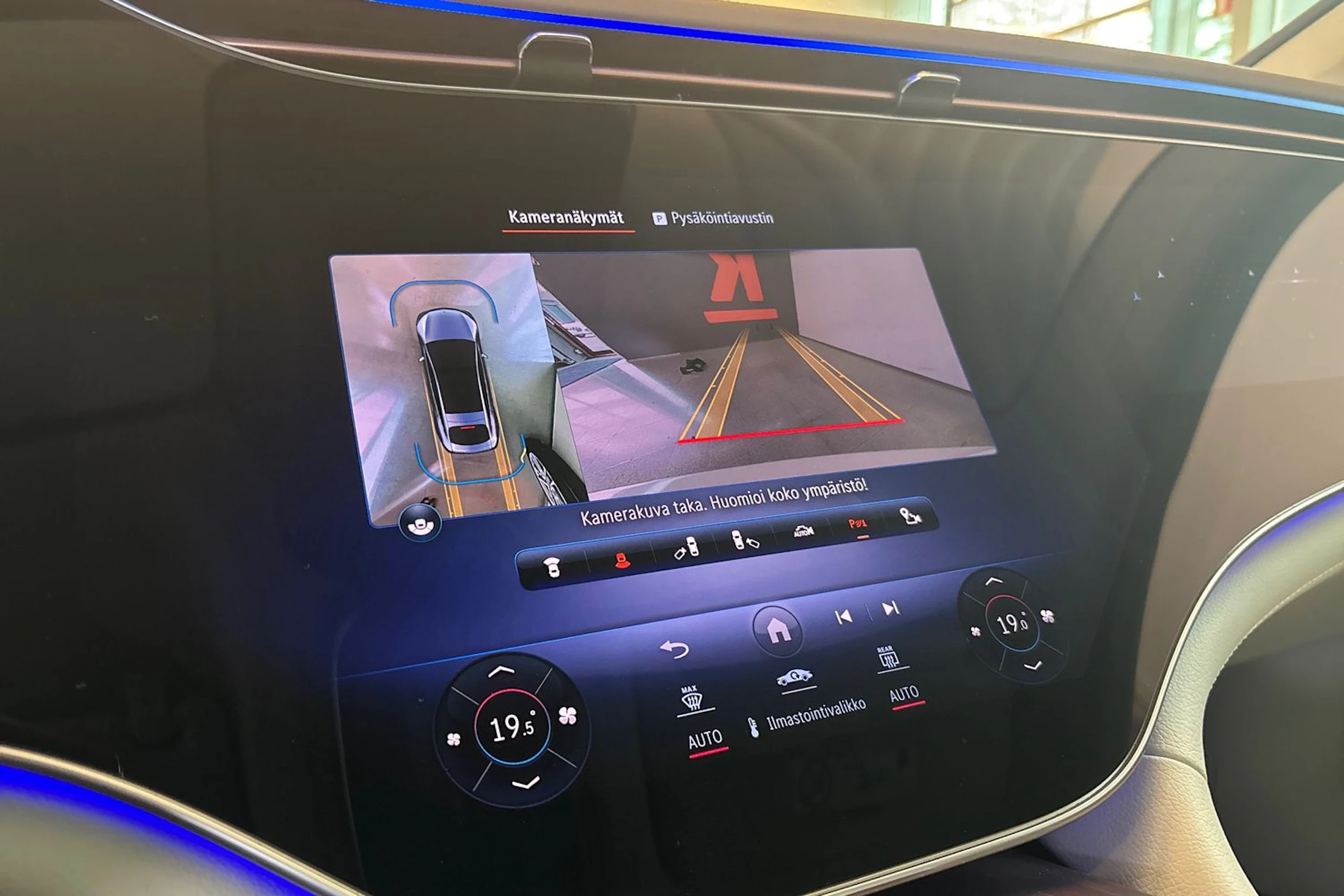 Valkoinen Mercedes-Benz EQS 2022 kuva 20.