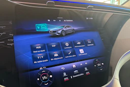 Valkoinen Mercedes-Benz EQS 2022 kuva 21.
