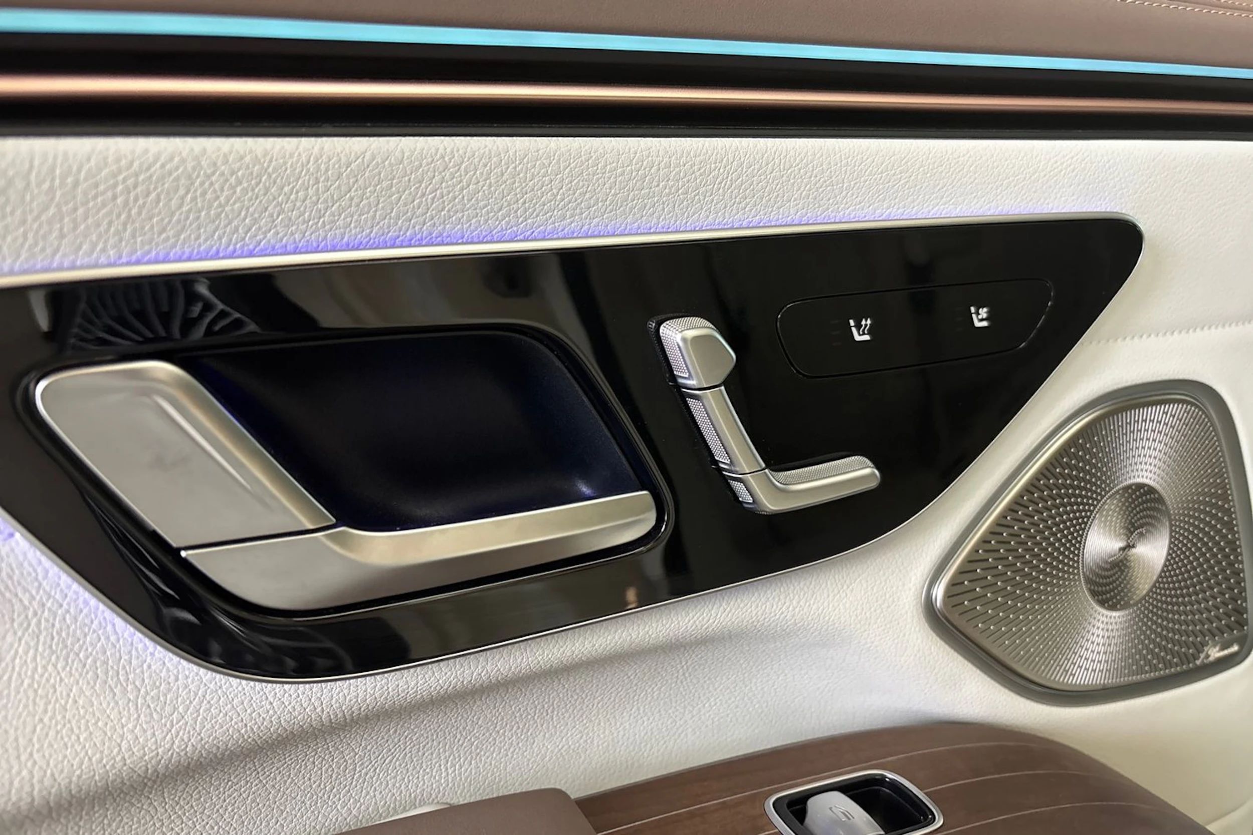 Valkoinen Mercedes-Benz EQS 2022 kuva 22.