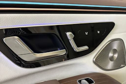 Valkoinen Mercedes-Benz EQS 2022 kuva 22.