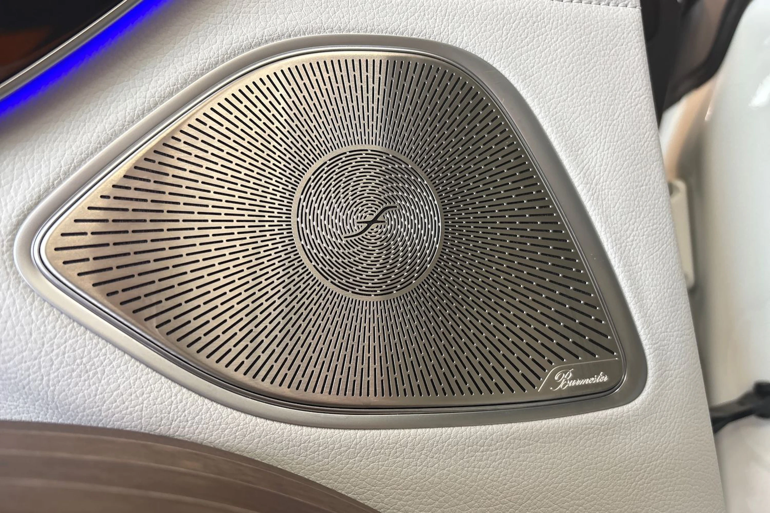 Valkoinen Mercedes-Benz EQS 2022 kuva 23.