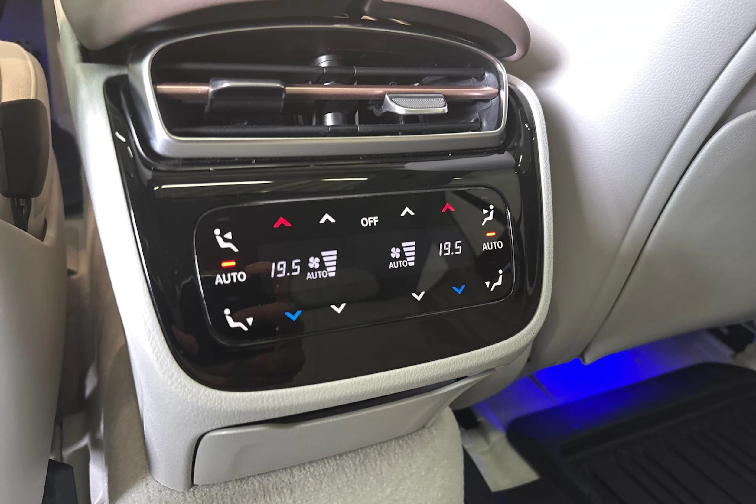 Valkoinen Mercedes-Benz EQS 2022 kuva 24.