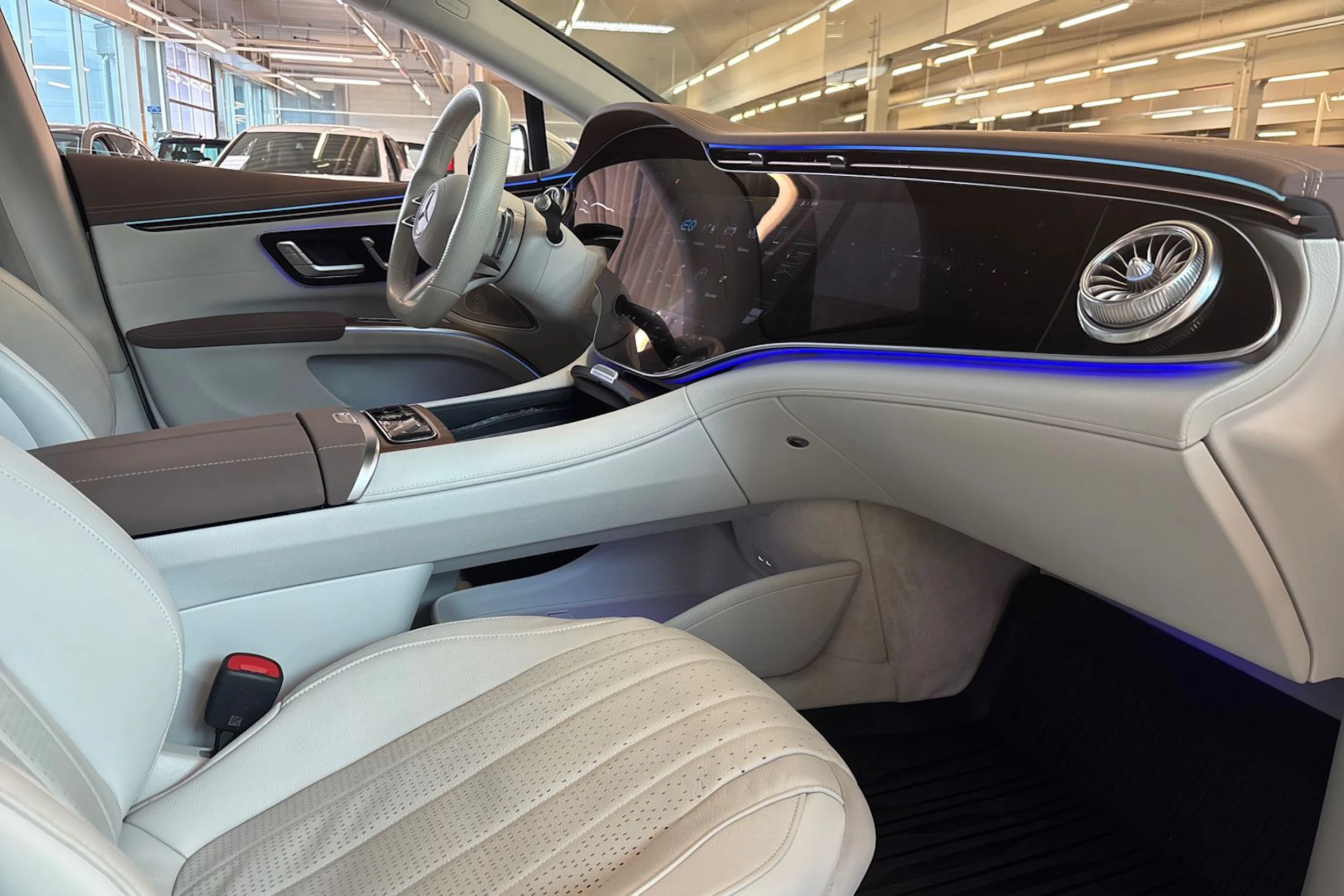 Valkoinen Mercedes-Benz EQS 2022 kuva 25.
