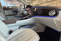 Valkoinen Mercedes-Benz EQS 2022 kuva 25.