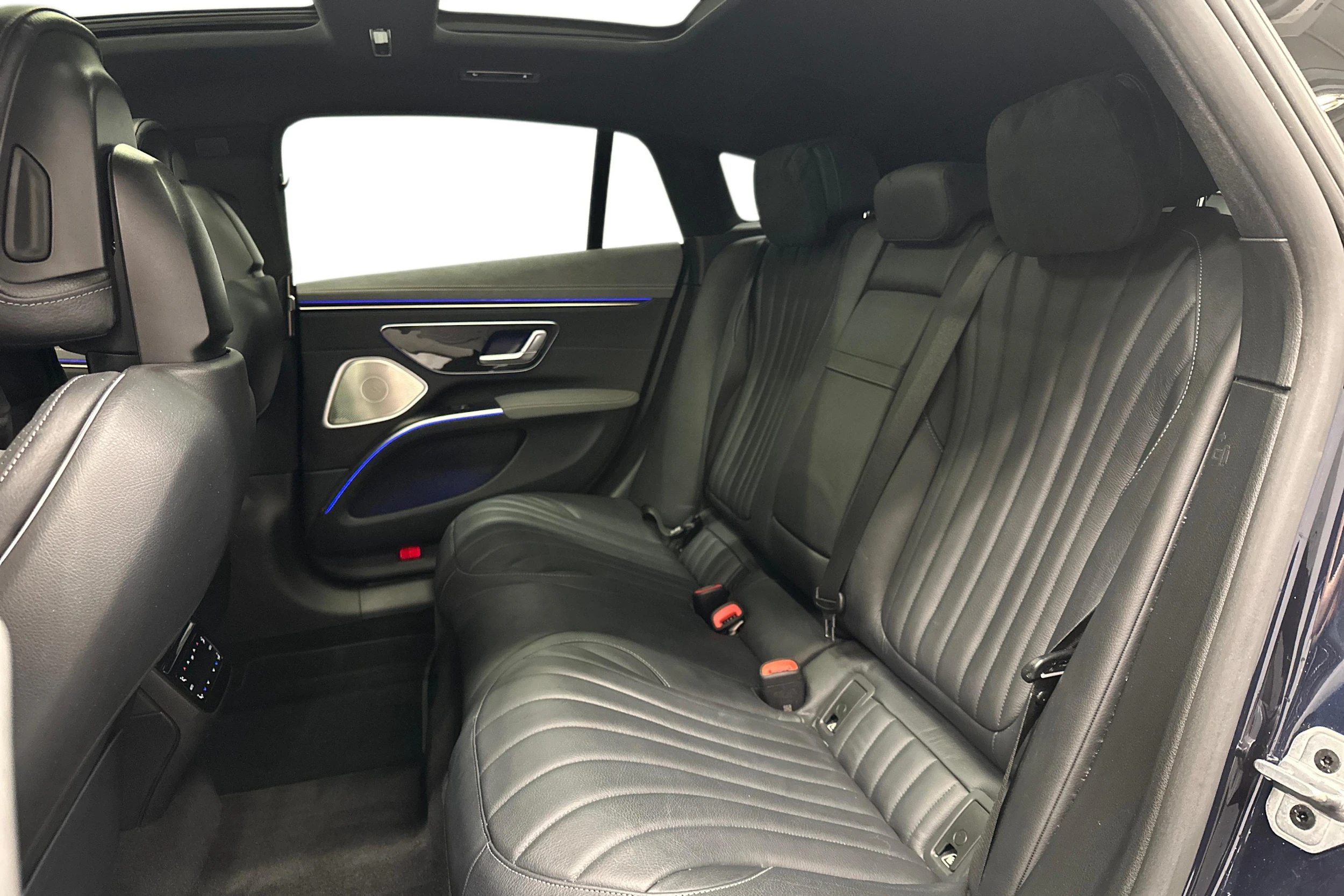 sininen Mercedes-Benz EQS 2022 kuva 8.