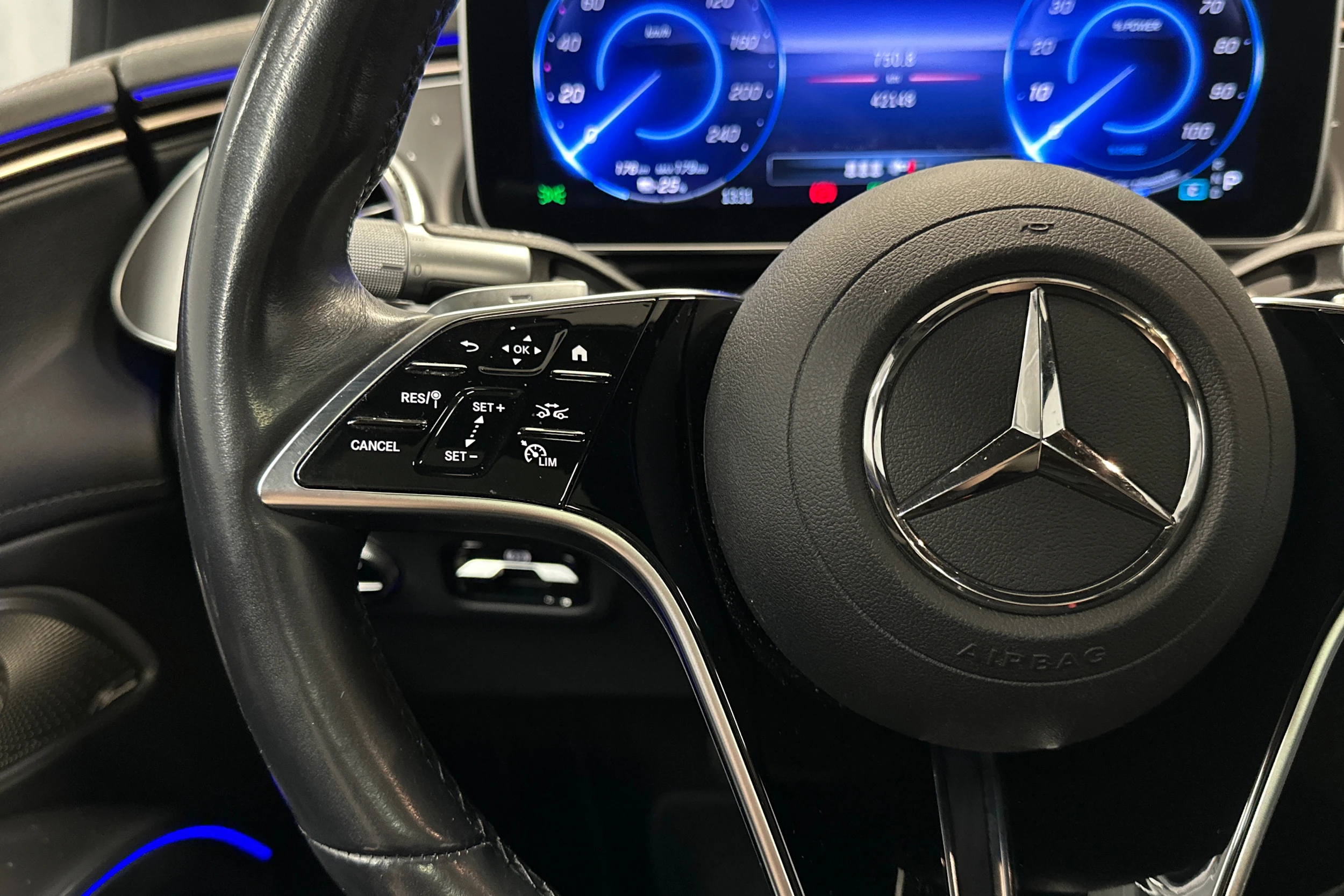 sininen Mercedes-Benz EQS 2022 kuva 11.