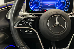 sininen Mercedes-Benz EQS 2022 kuva 11.