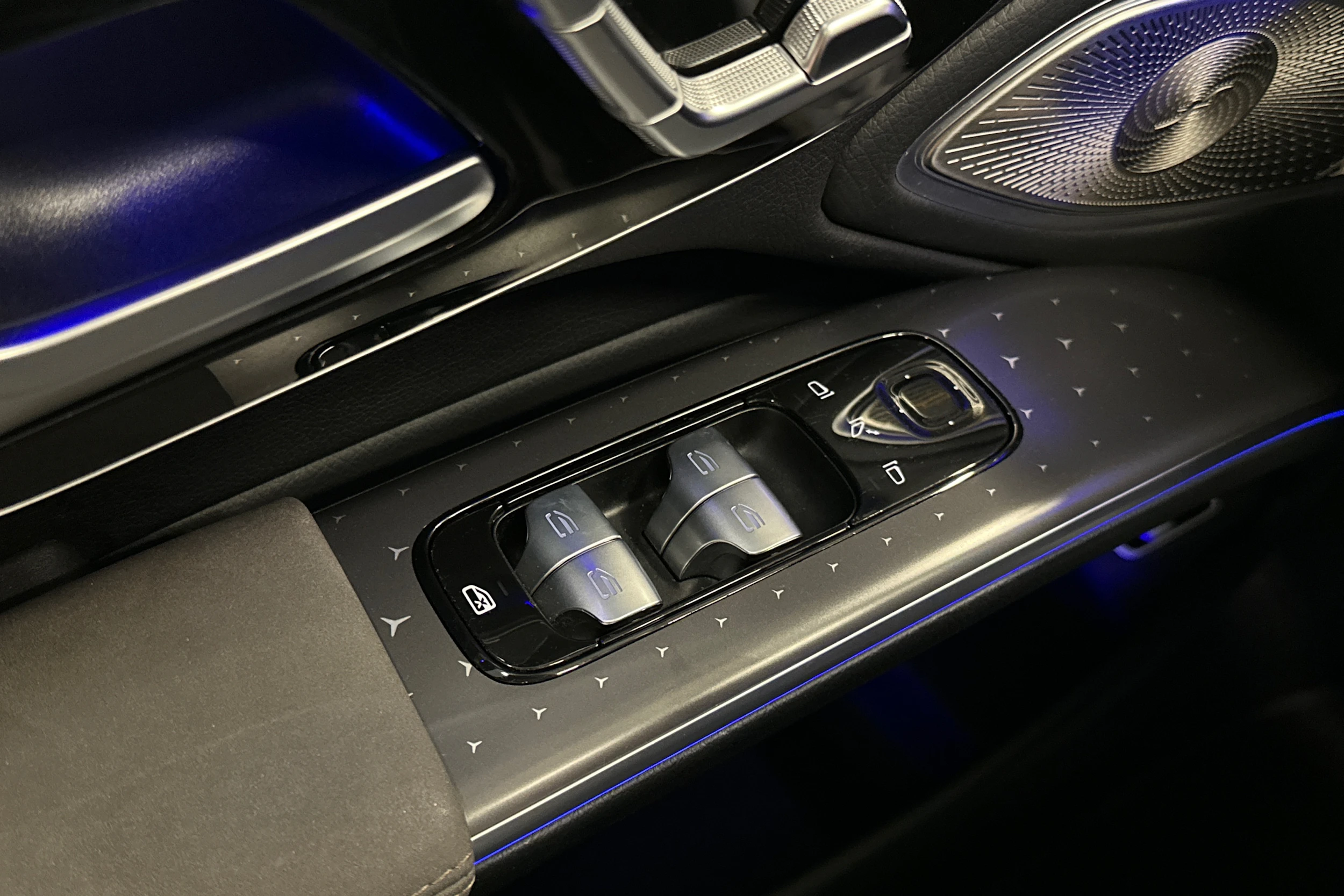 sininen Mercedes-Benz EQS 2022 kuva 16.