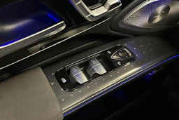 sininen Mercedes-Benz EQS 2022 kuva 16.