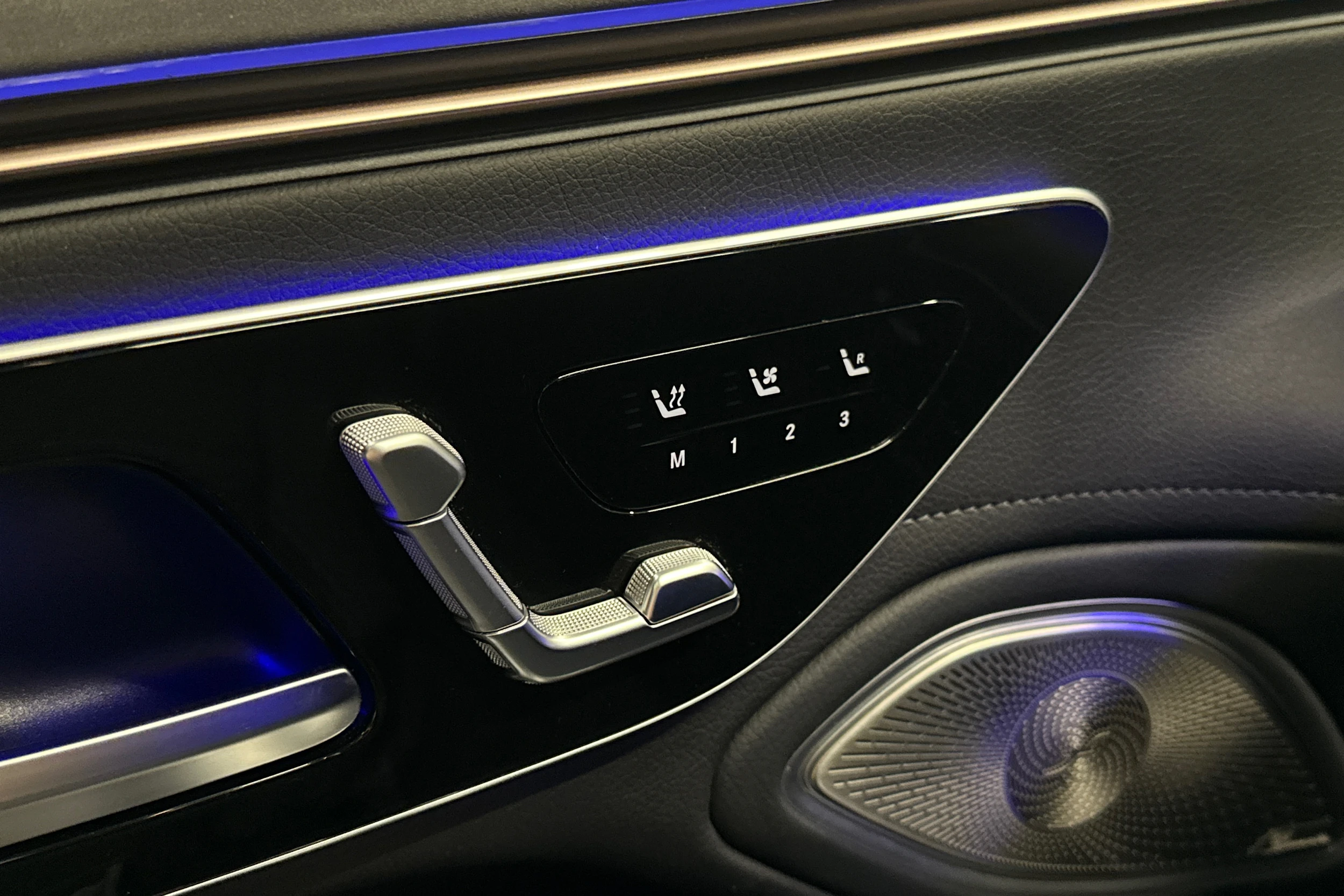 sininen Mercedes-Benz EQS 2022 kuva 17.