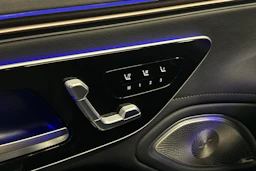 sininen Mercedes-Benz EQS 2022 kuva 17.