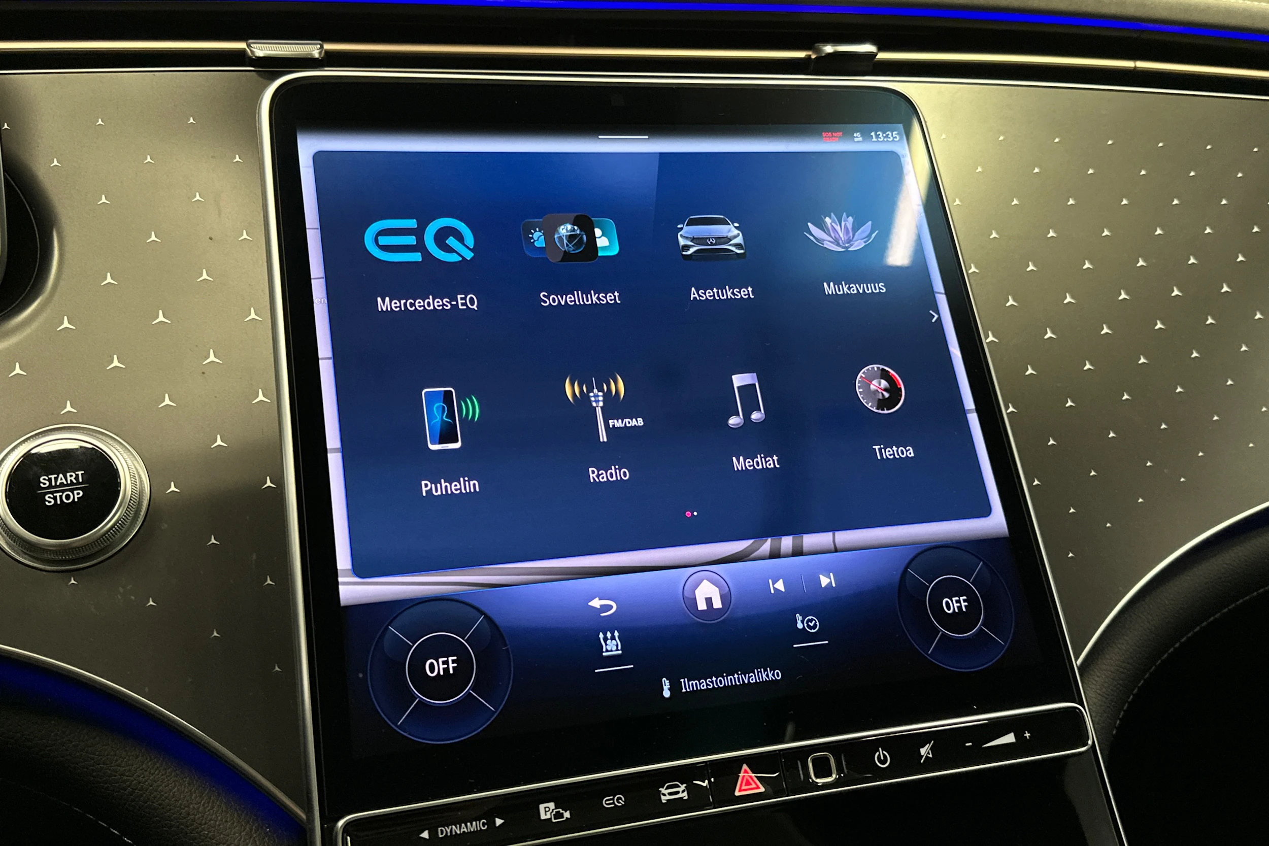 sininen Mercedes-Benz EQS 2022 kuva 20.