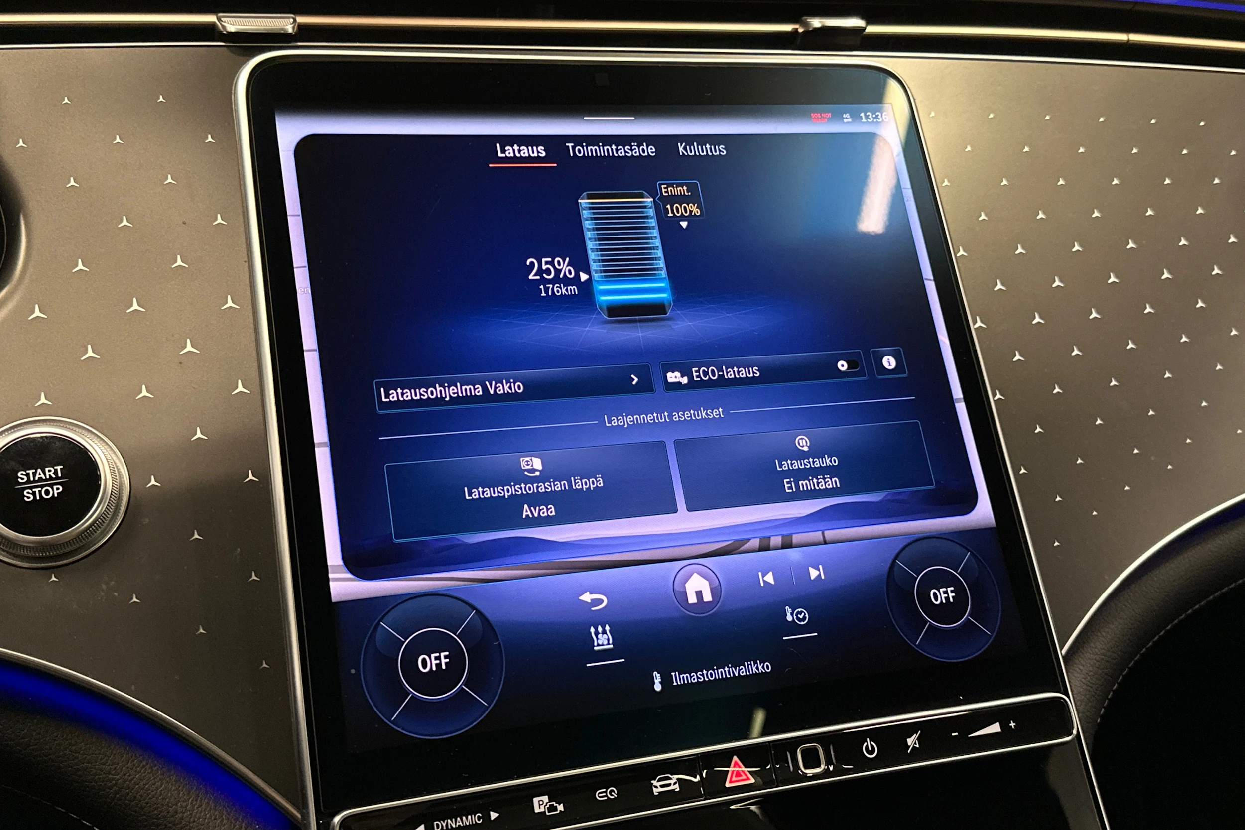 sininen Mercedes-Benz EQS 2022 kuva 22.