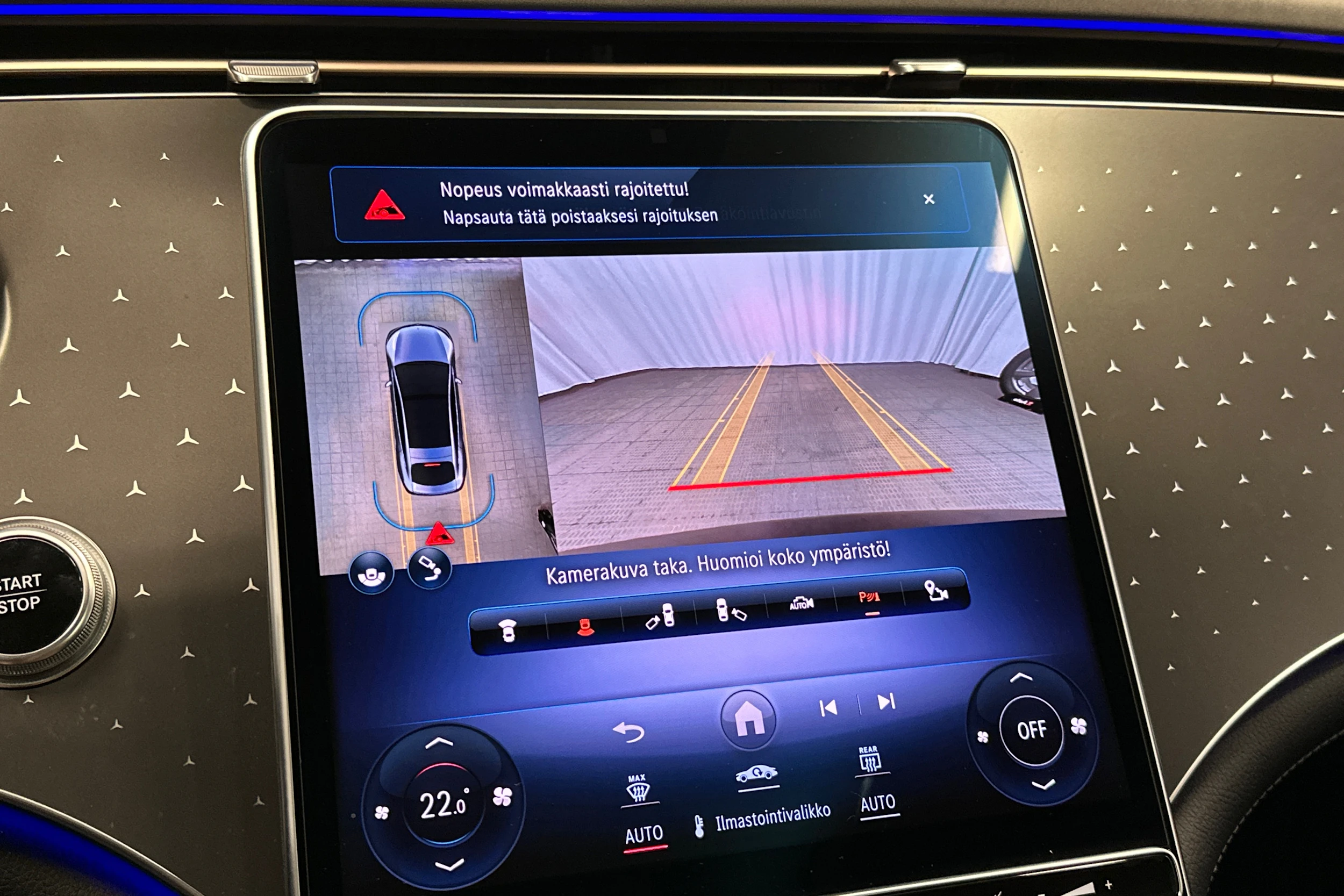 sininen Mercedes-Benz EQS 2022 kuva 34.