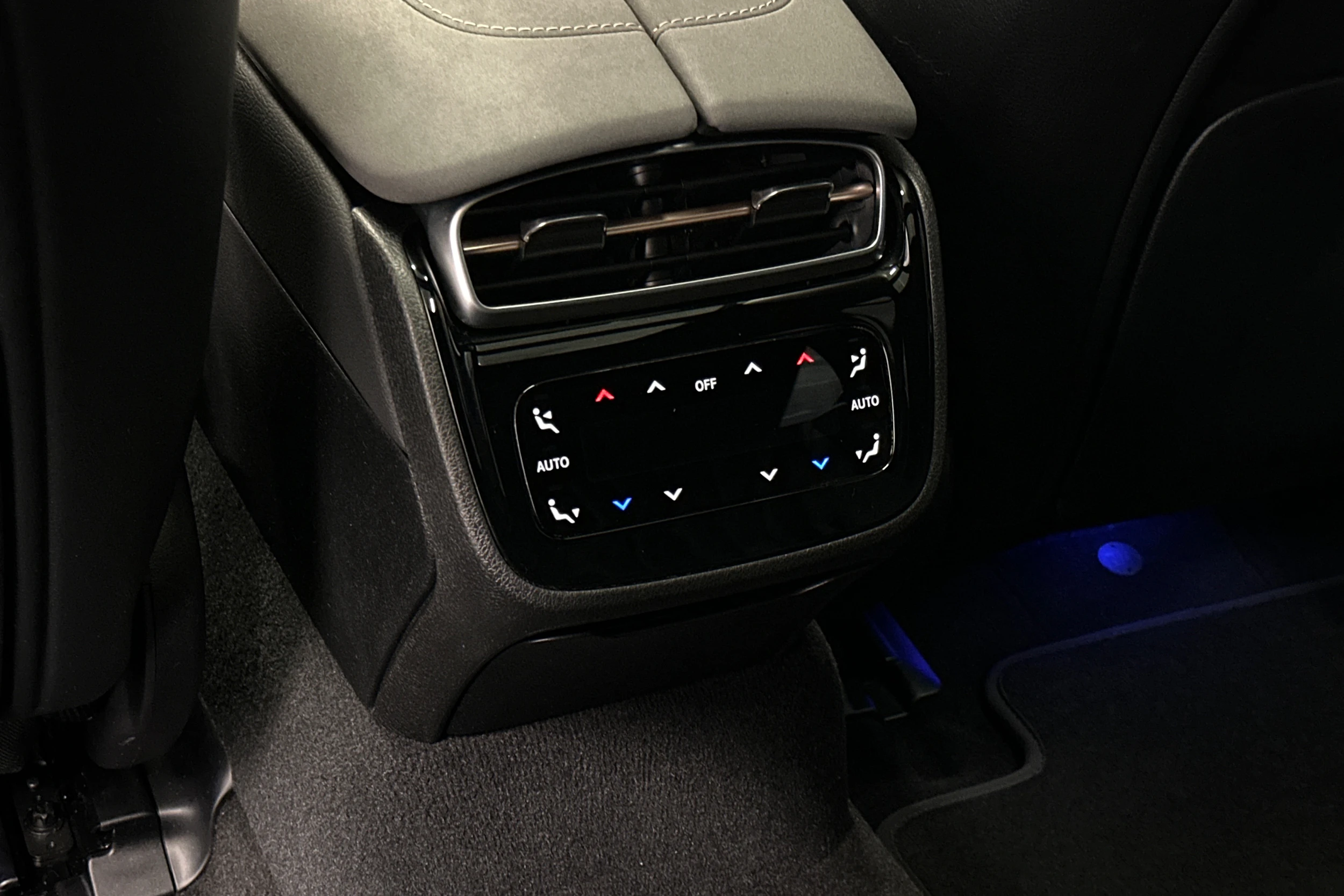 sininen Mercedes-Benz EQS 2022 kuva 38.