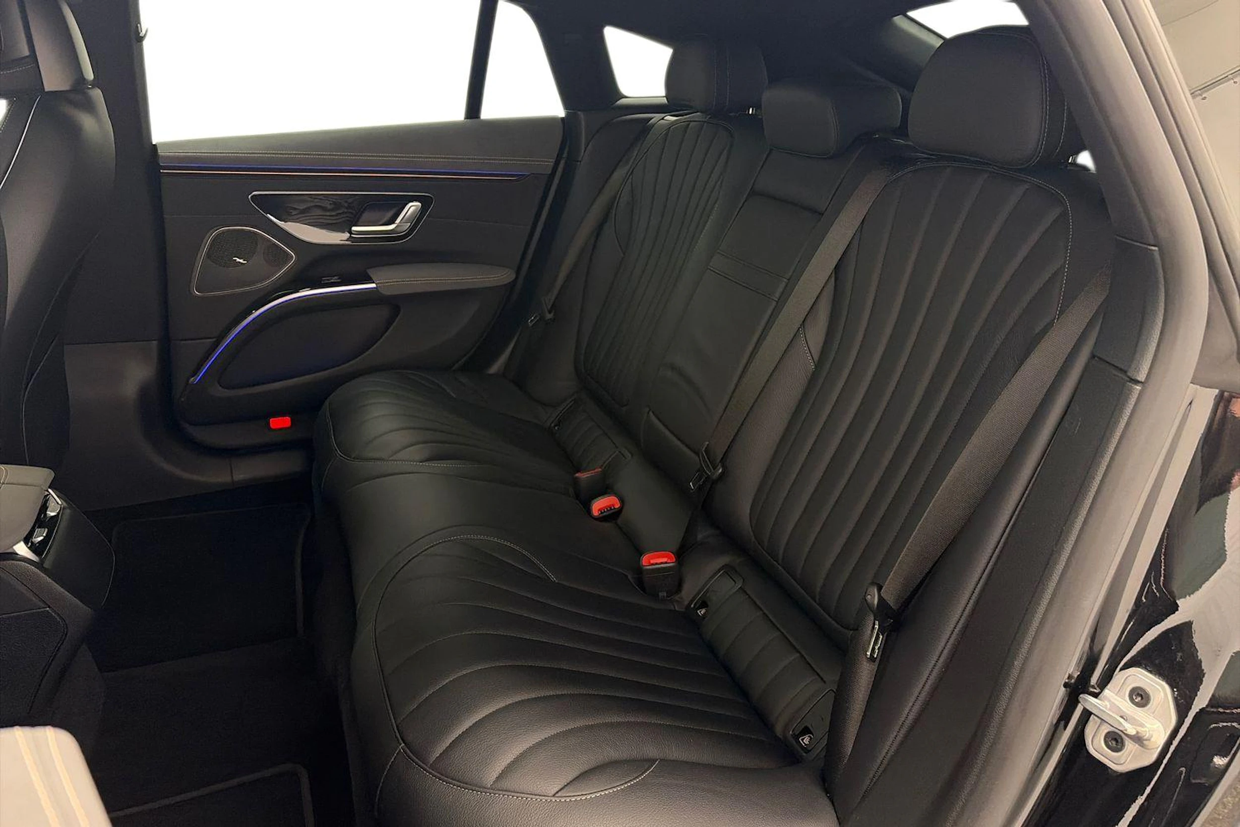musta Mercedes-Benz EQS 2022 kuva 8.