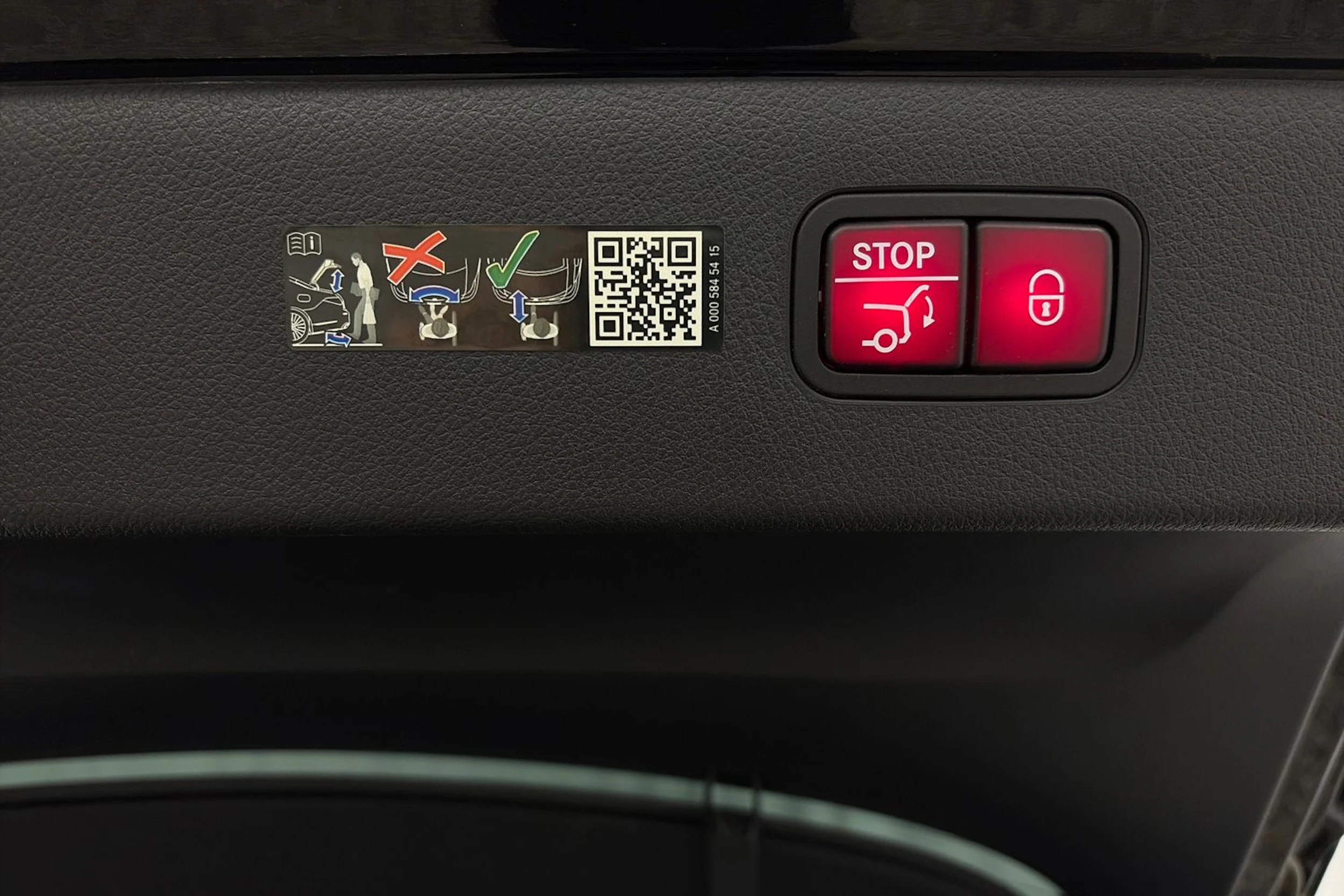 musta Mercedes-Benz EQS 2022 kuva 12.