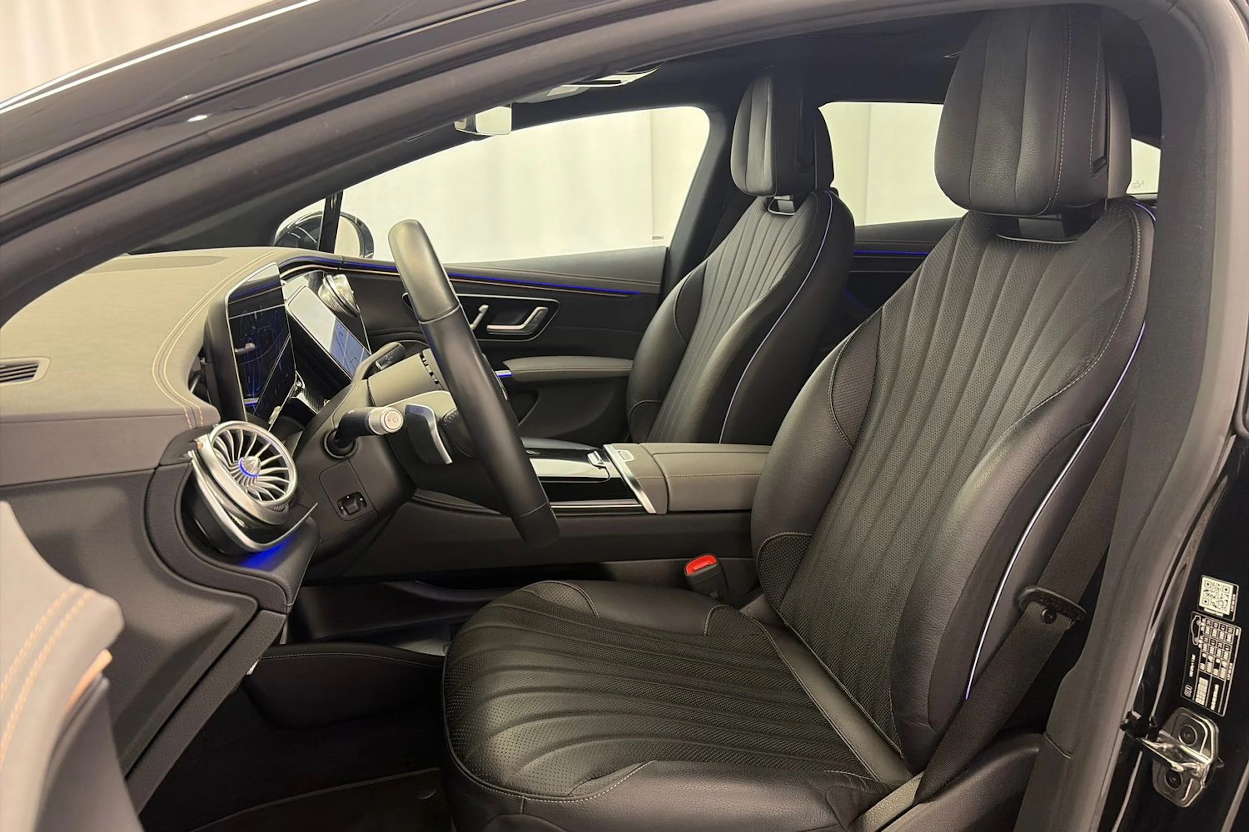 musta Mercedes-Benz EQS 2022 kuva 13.