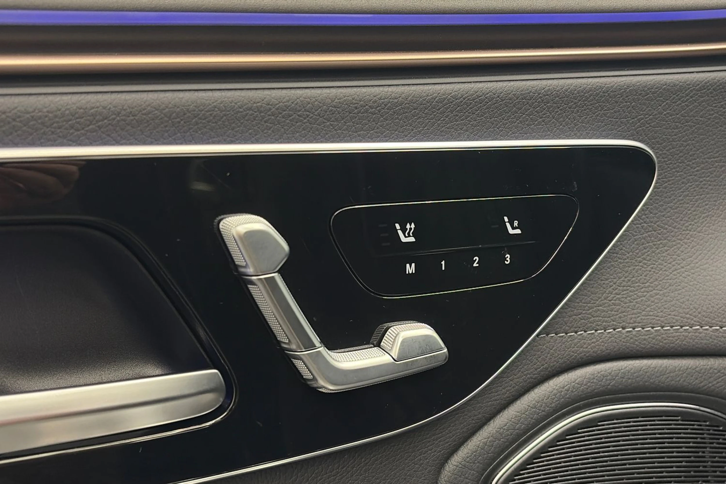 musta Mercedes-Benz EQS 2022 kuva 14.