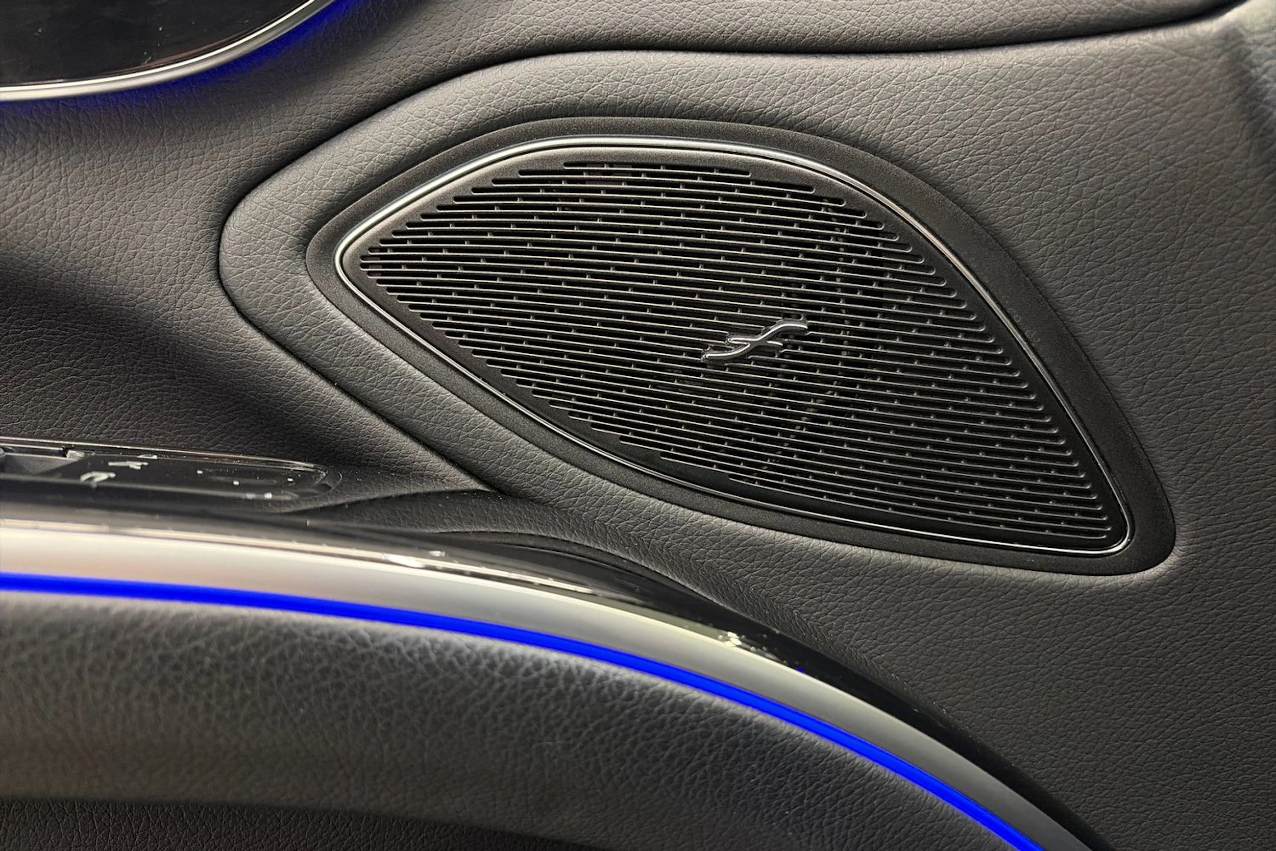 musta Mercedes-Benz EQS 2022 kuva 16.