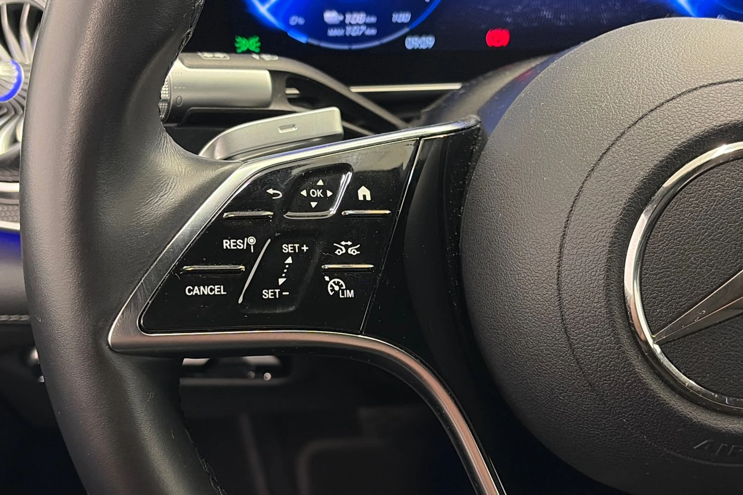 musta Mercedes-Benz EQS 2022 kuva 18.