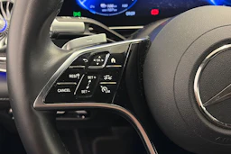 musta Mercedes-Benz EQS 2022 kuva 18.