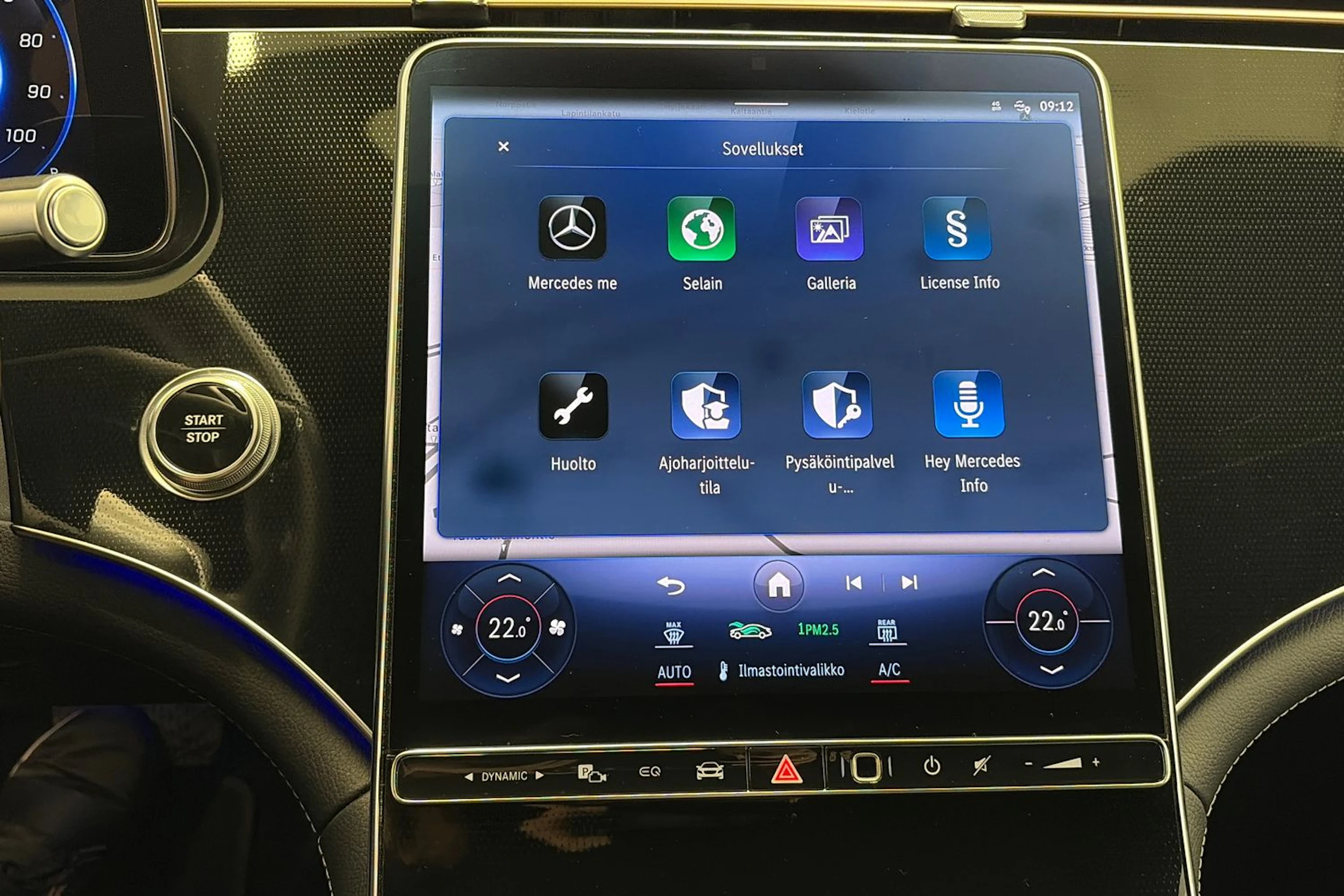 musta Mercedes-Benz EQS 2022 kuva 23.