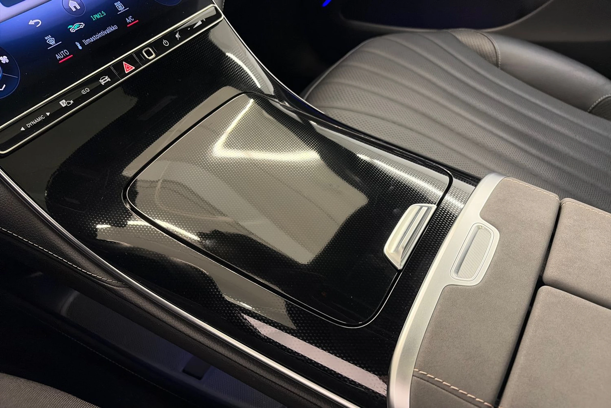 musta Mercedes-Benz EQS 2022 kuva 31.