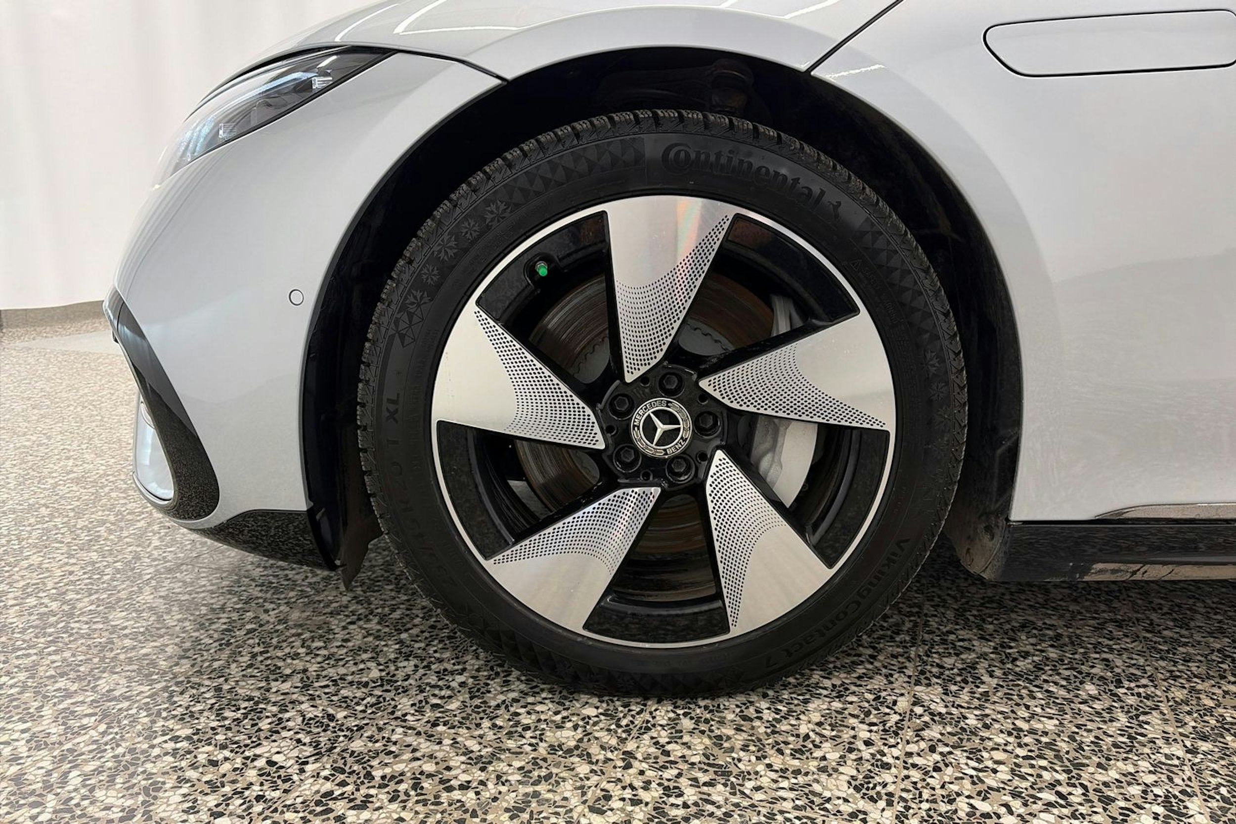 Harmaa Mercedes-Benz EQS 2022 kuva 13.