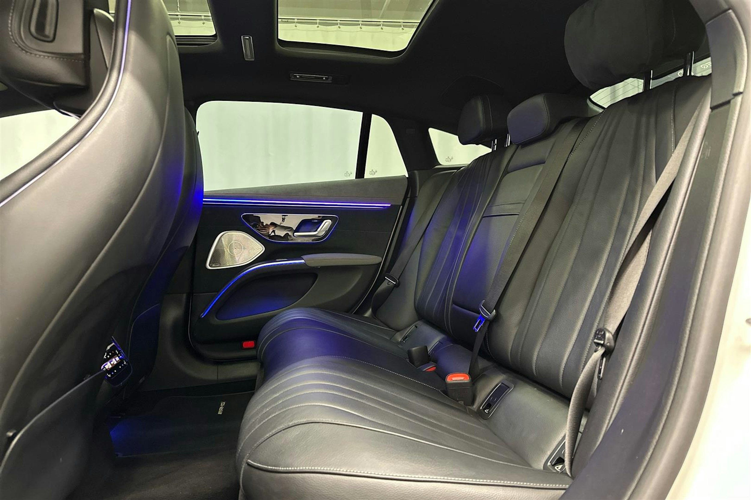 valkoinen Mercedes-Benz EQS 2022 kuva 26.