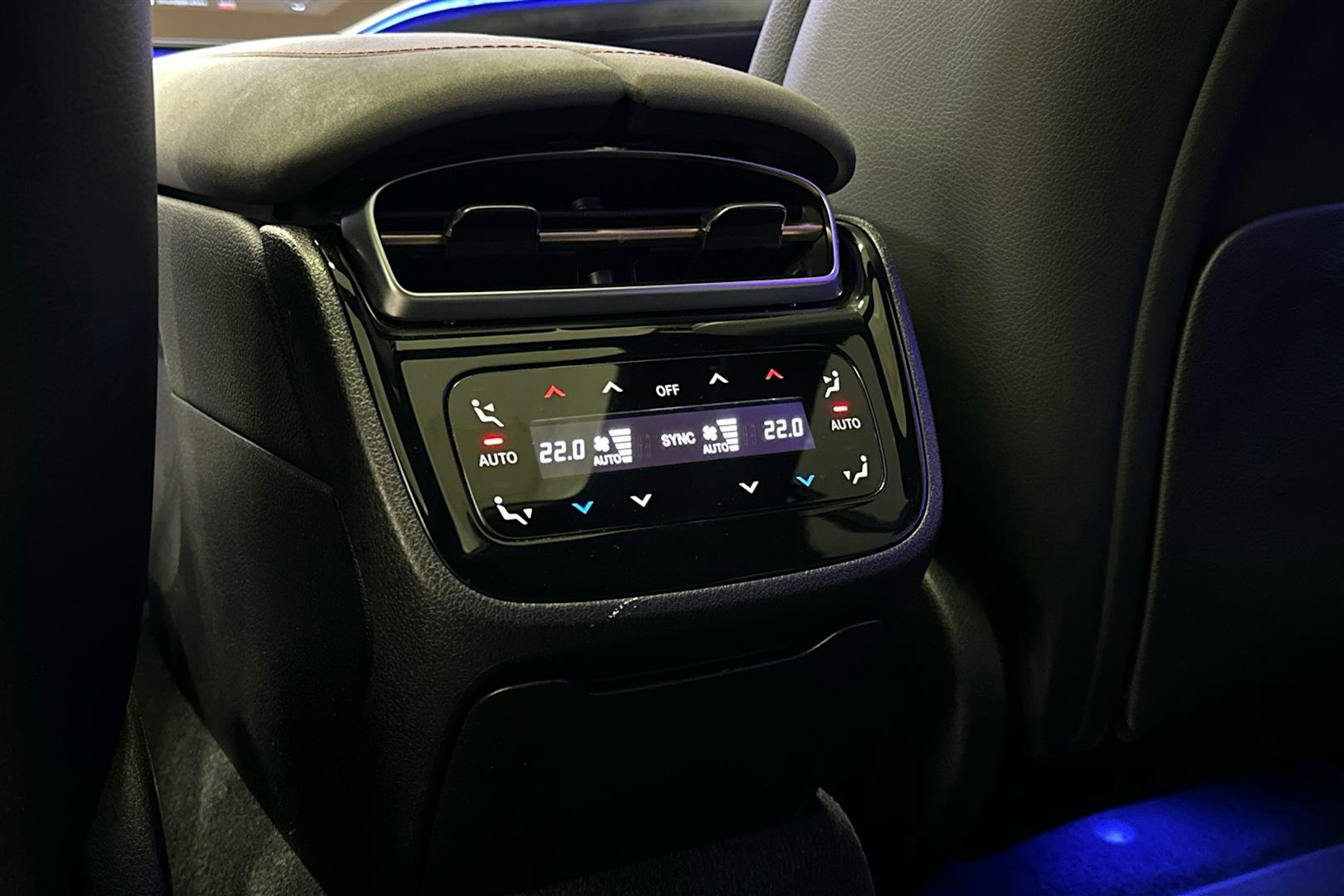 valkoinen Mercedes-Benz EQS 2022 kuva 27.