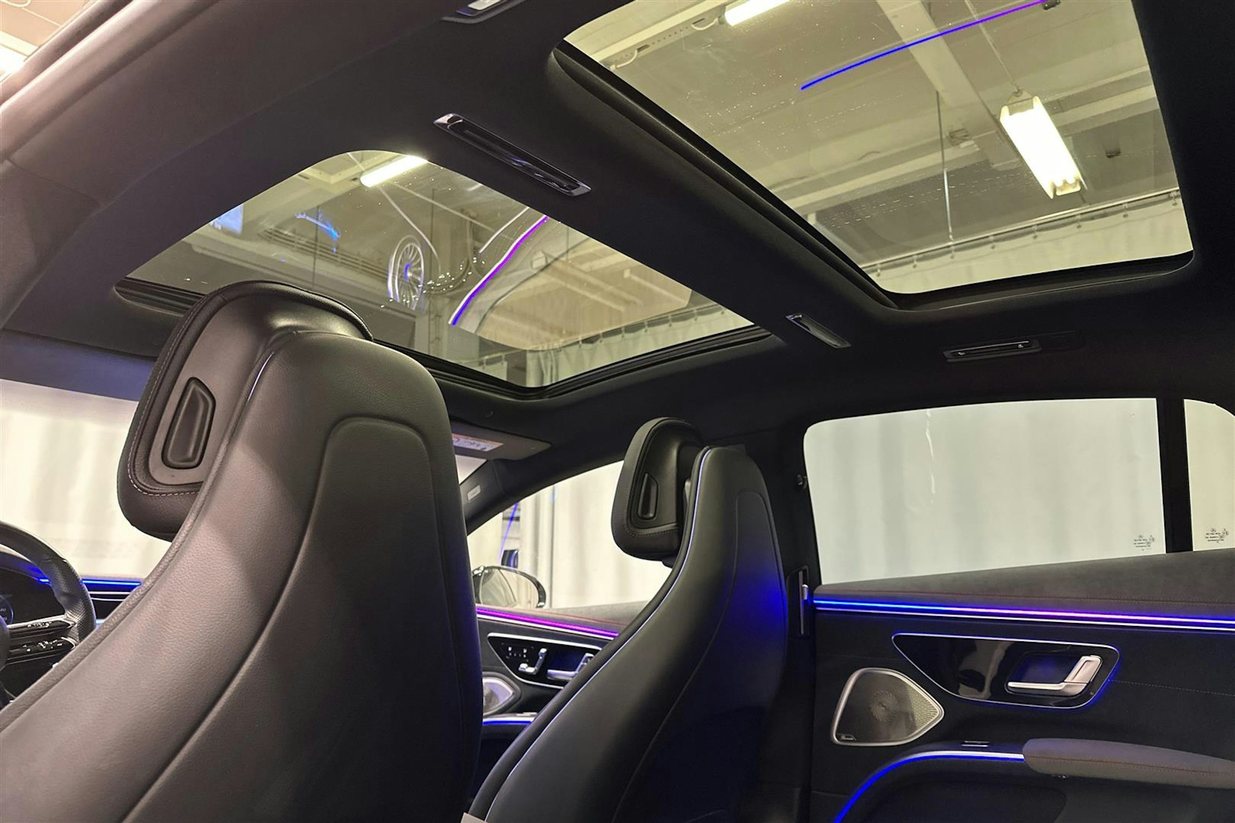 valkoinen Mercedes-Benz EQS 2022 kuva 28.