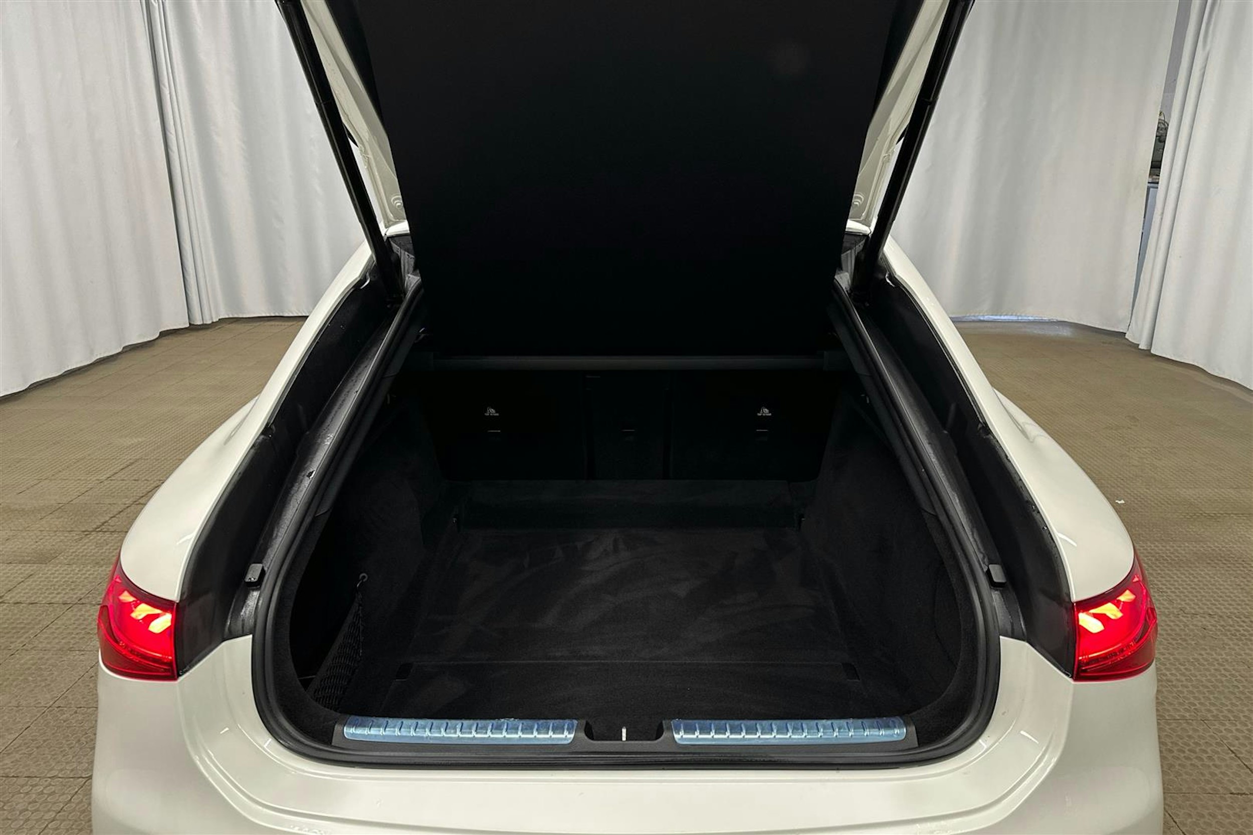 valkoinen Mercedes-Benz EQS 2022 kuva 29.