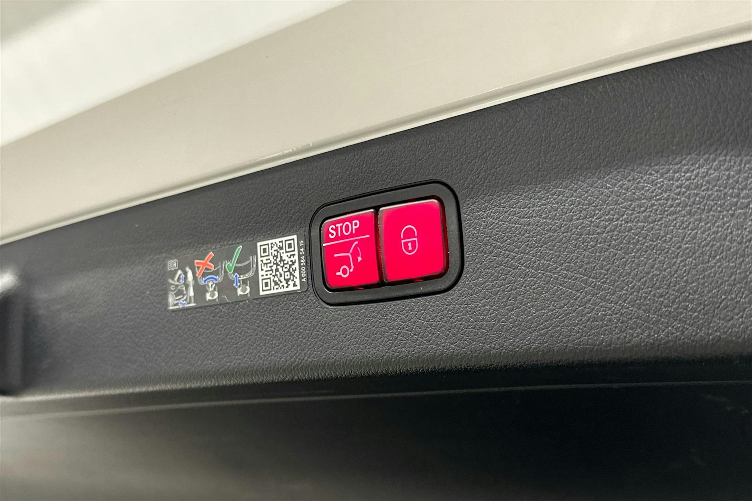 valkoinen Mercedes-Benz EQS 2022 kuva 30.
