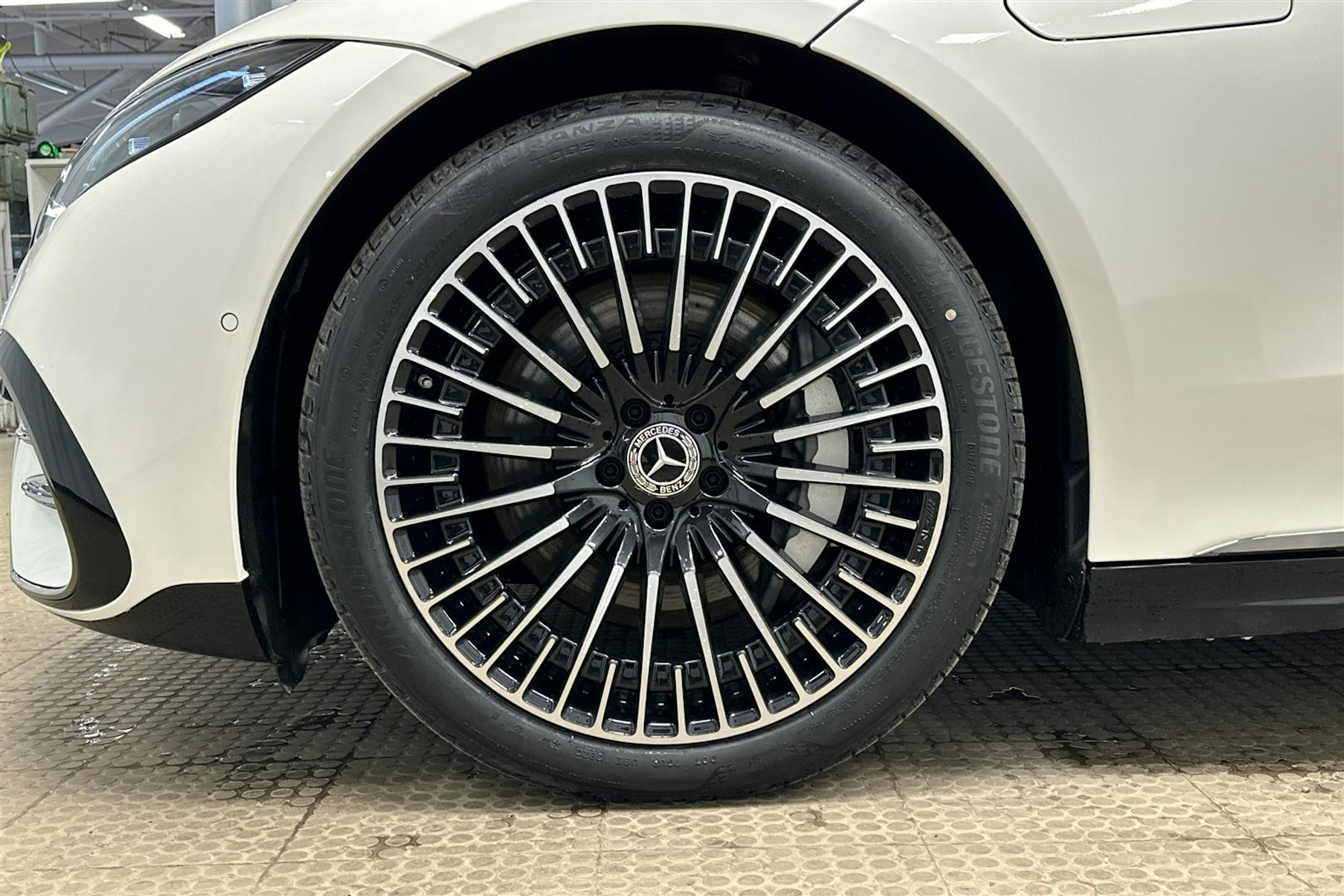 valkoinen Mercedes-Benz EQS 2022 kuva 32.