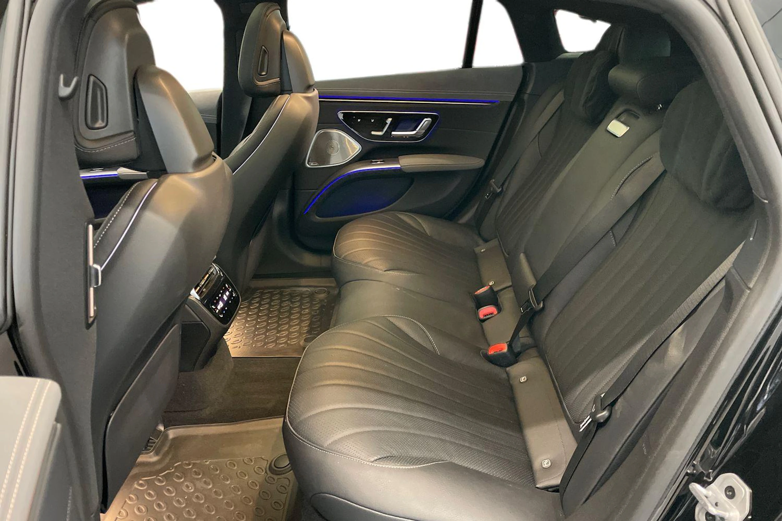 Musta Mercedes-Benz EQS 2023 kuva 8.