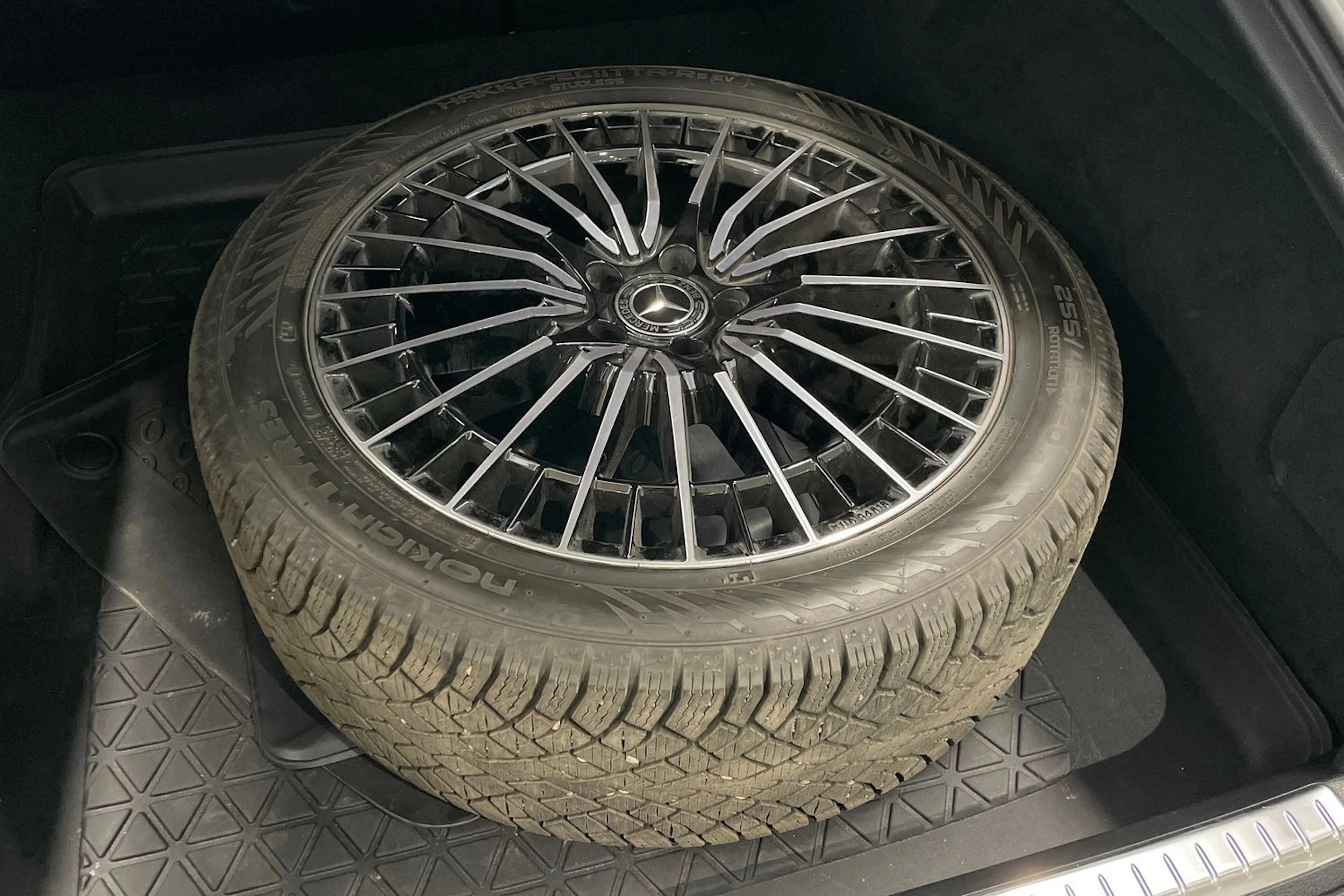 Musta Mercedes-Benz EQS 2023 kuva 10.