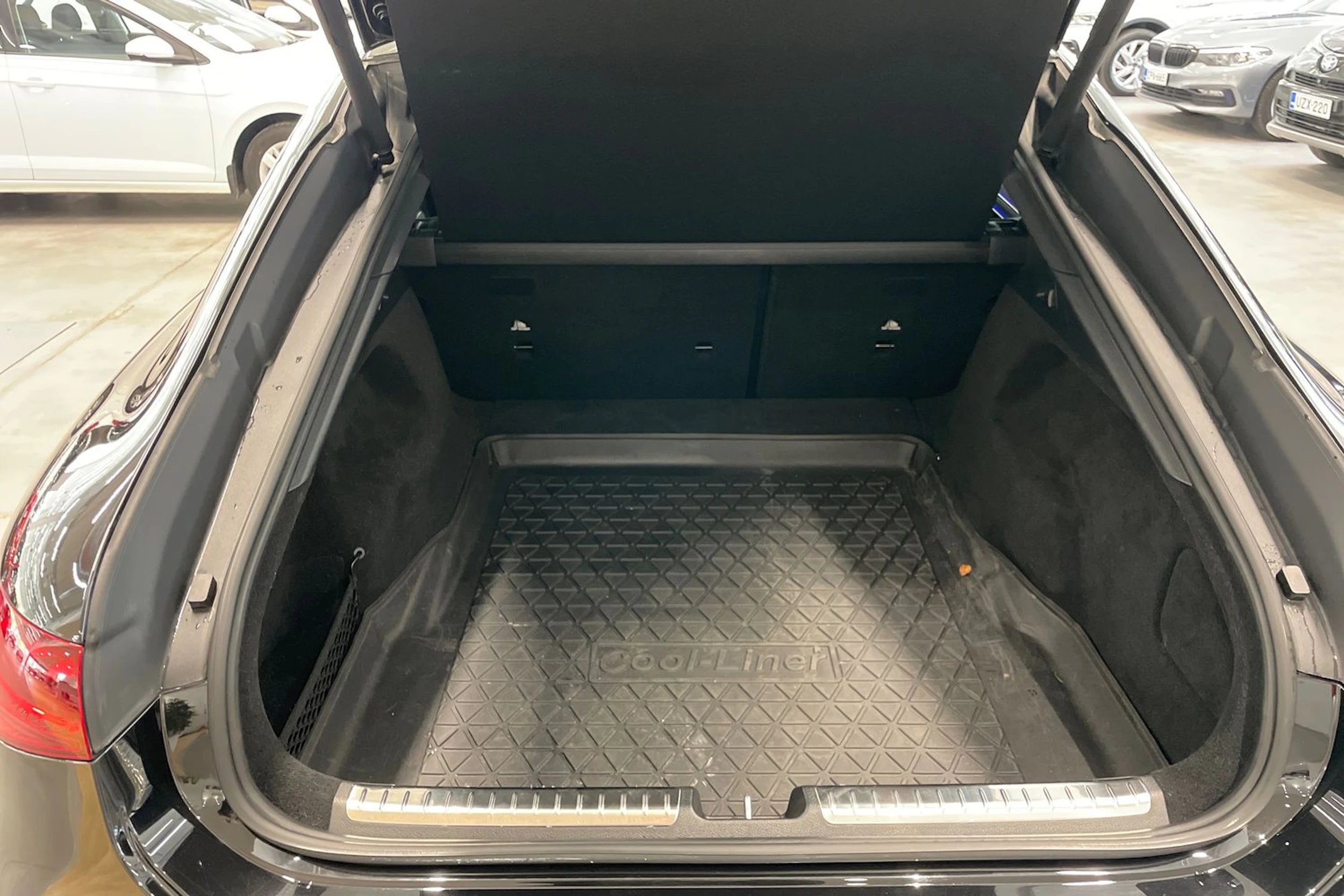 Musta Mercedes-Benz EQS 2023 kuva 13.