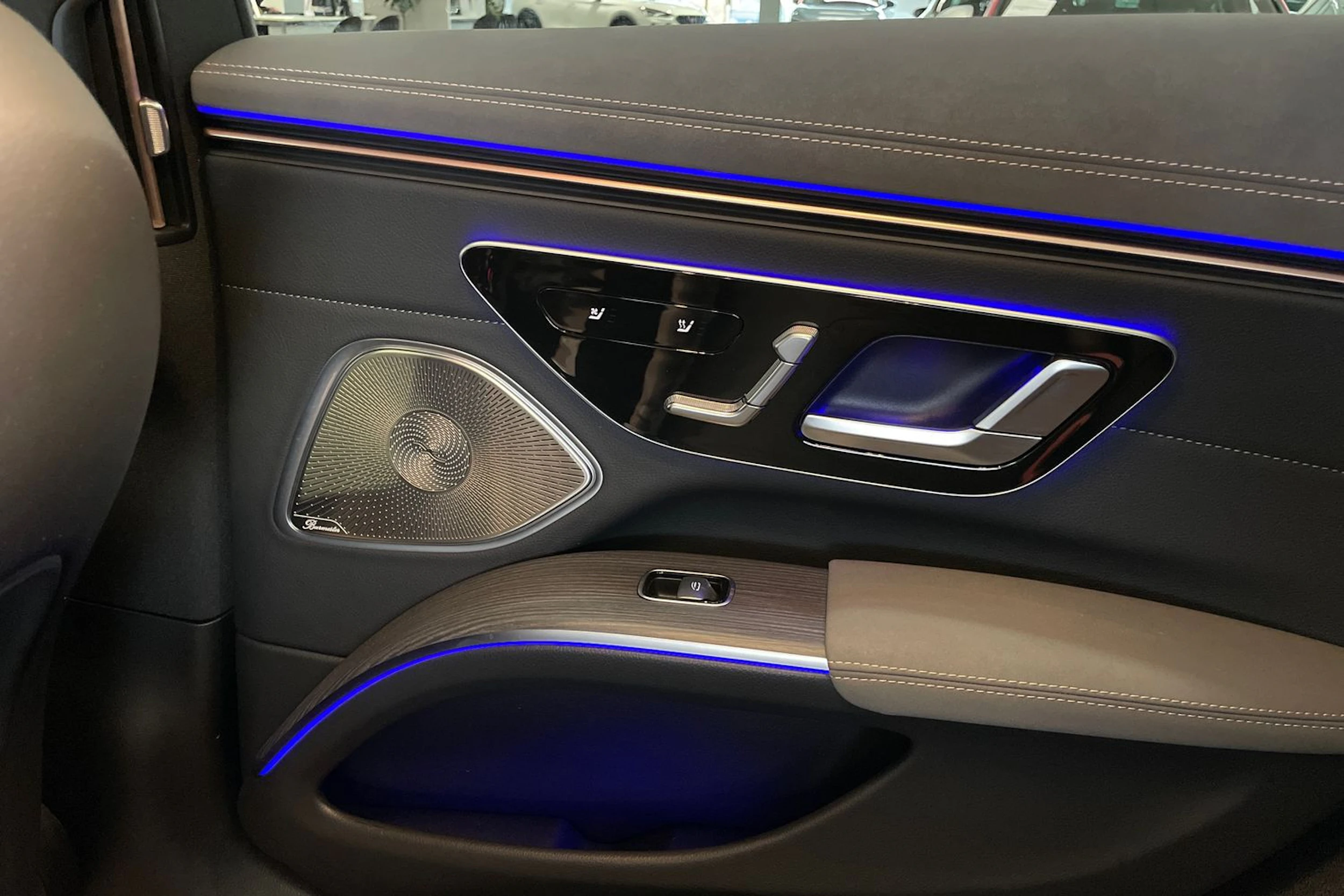 Musta Mercedes-Benz EQS 2023 kuva 17.