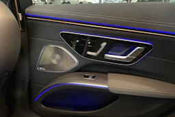 Musta Mercedes-Benz EQS 2023 kuva 17.