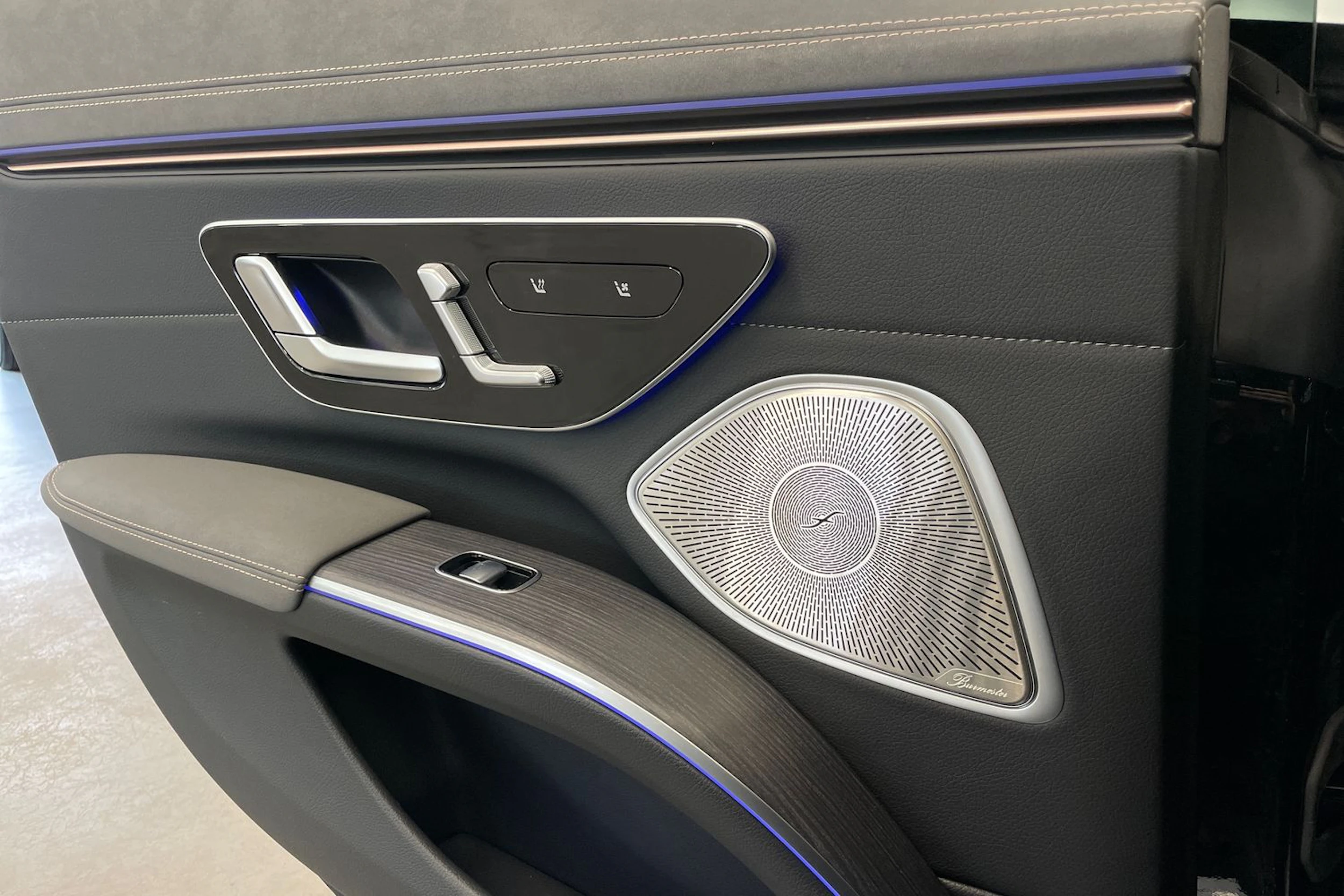 Musta Mercedes-Benz EQS 2023 kuva 18.