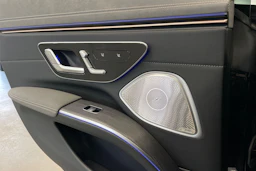 Musta Mercedes-Benz EQS 2023 kuva 18.