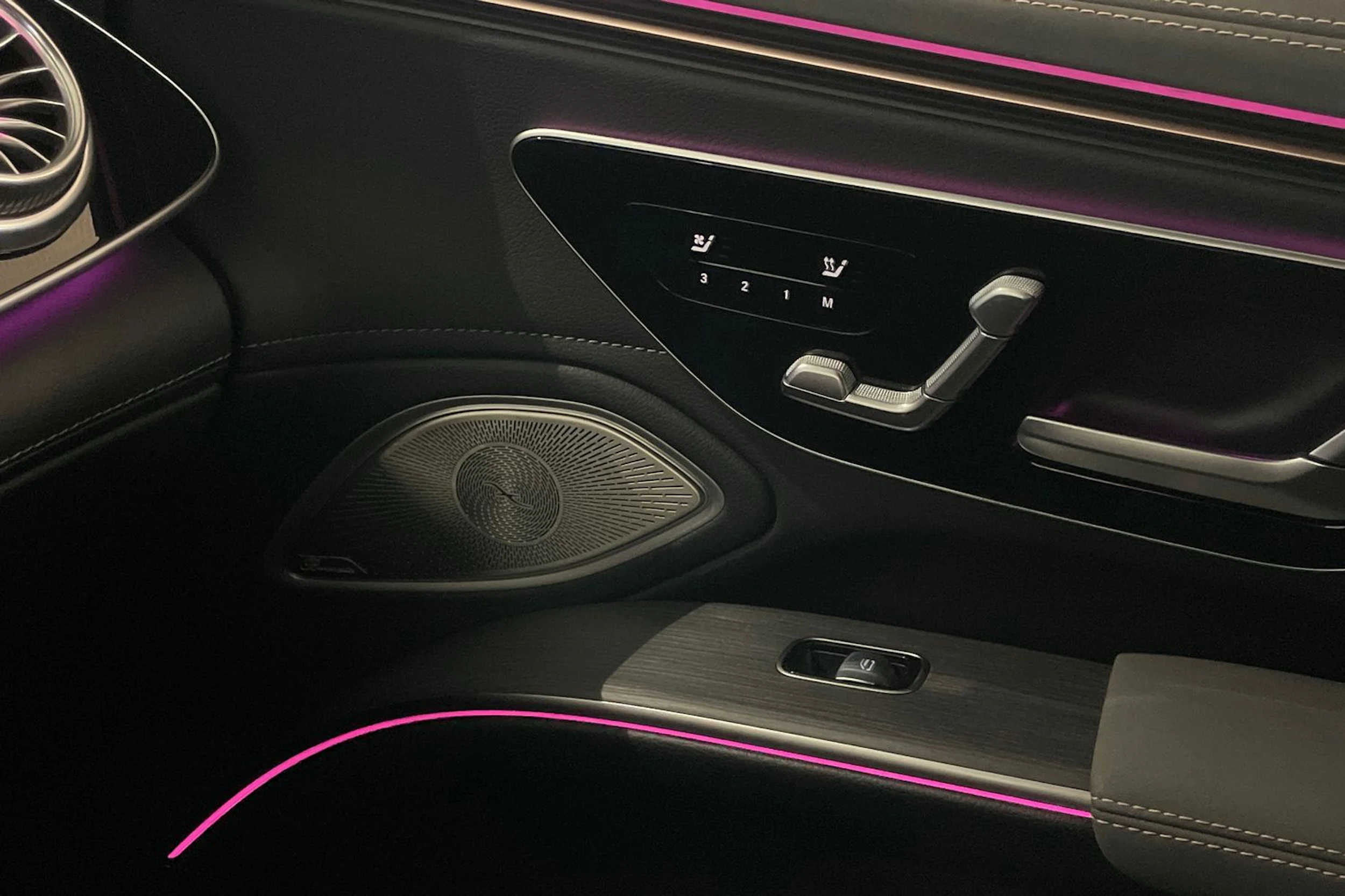 Musta Mercedes-Benz EQS 2023 kuva 30.