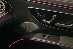 Musta Mercedes-Benz EQS 2023 kuva 30.