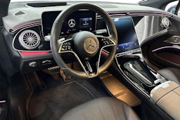 sininen Mercedes-Benz EQS 2023 kuva 7.