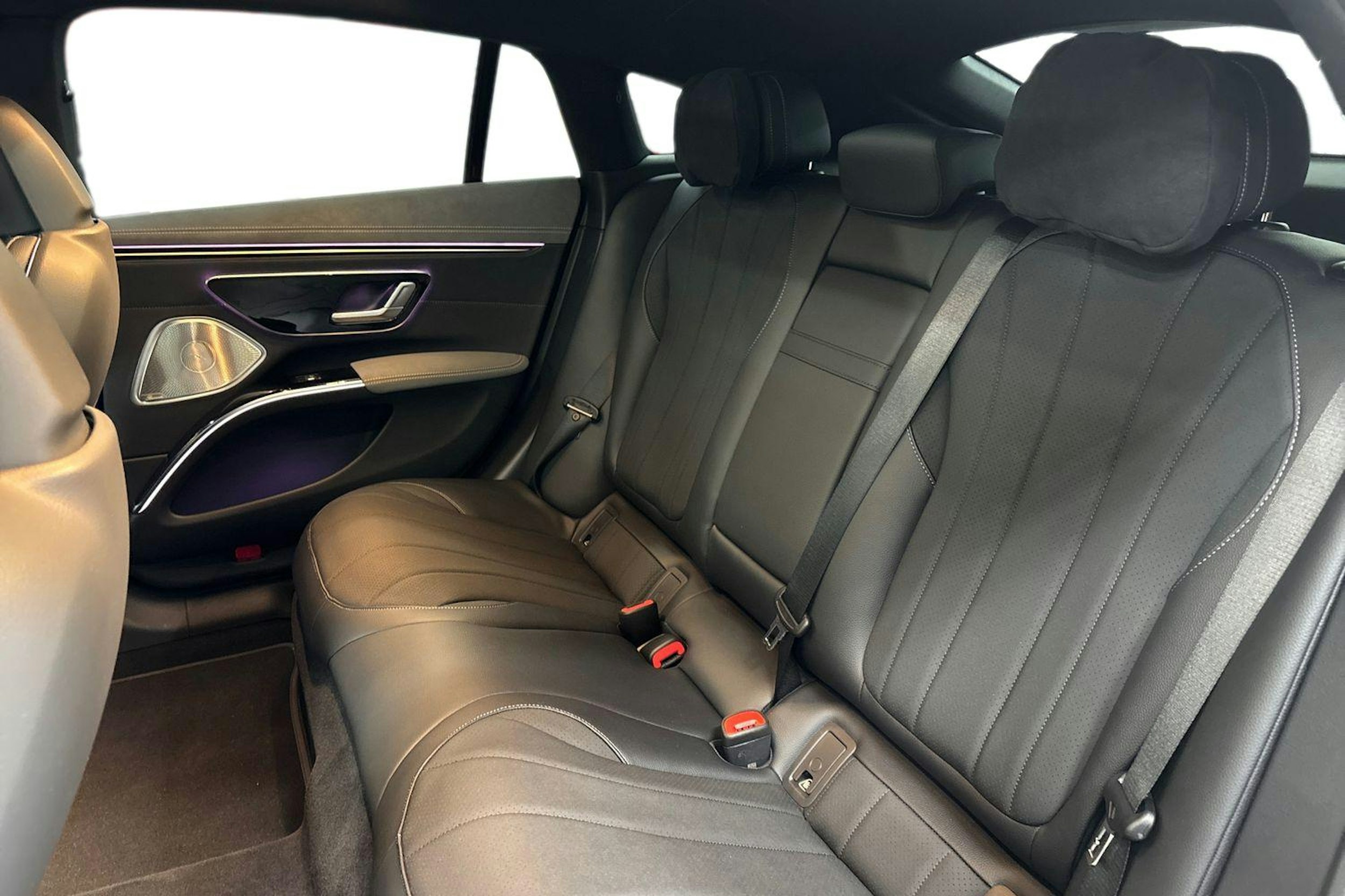 sininen Mercedes-Benz EQS 2023 kuva 10.