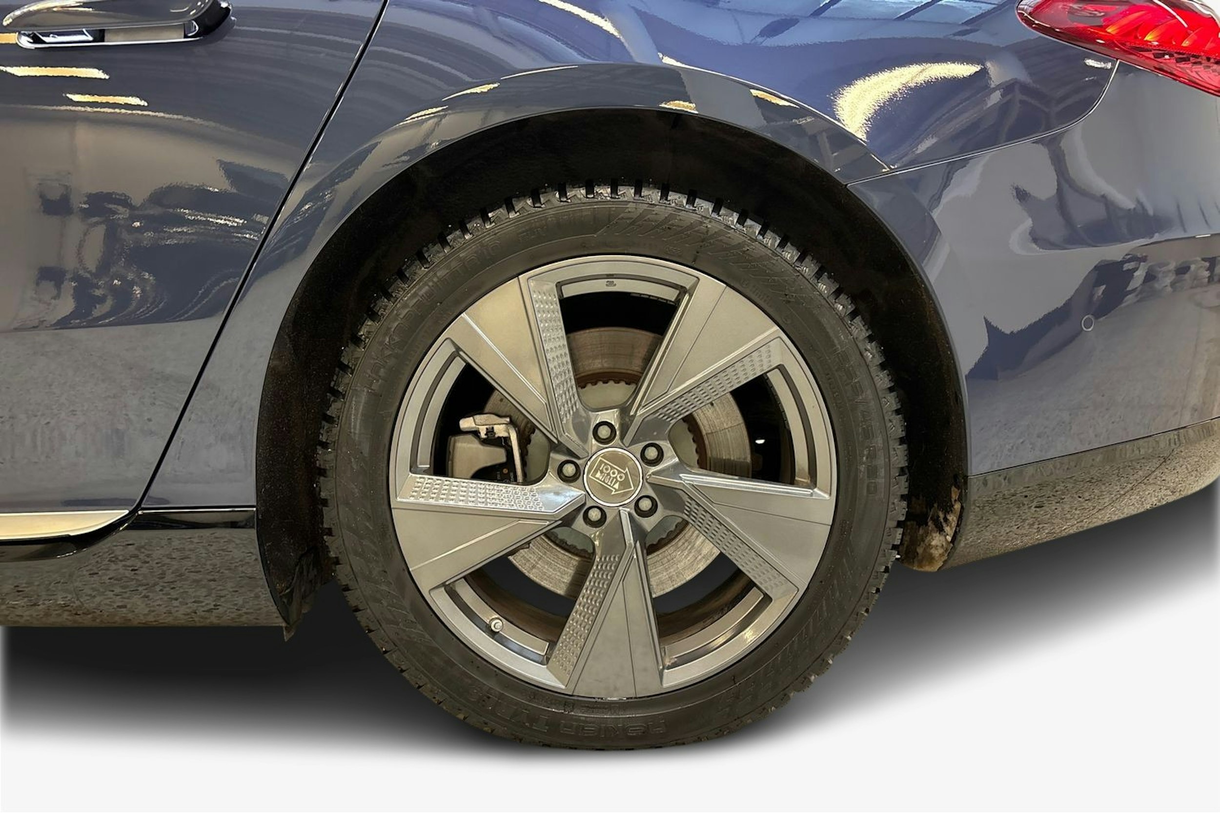 sininen Mercedes-Benz EQS 2023 kuva 11.