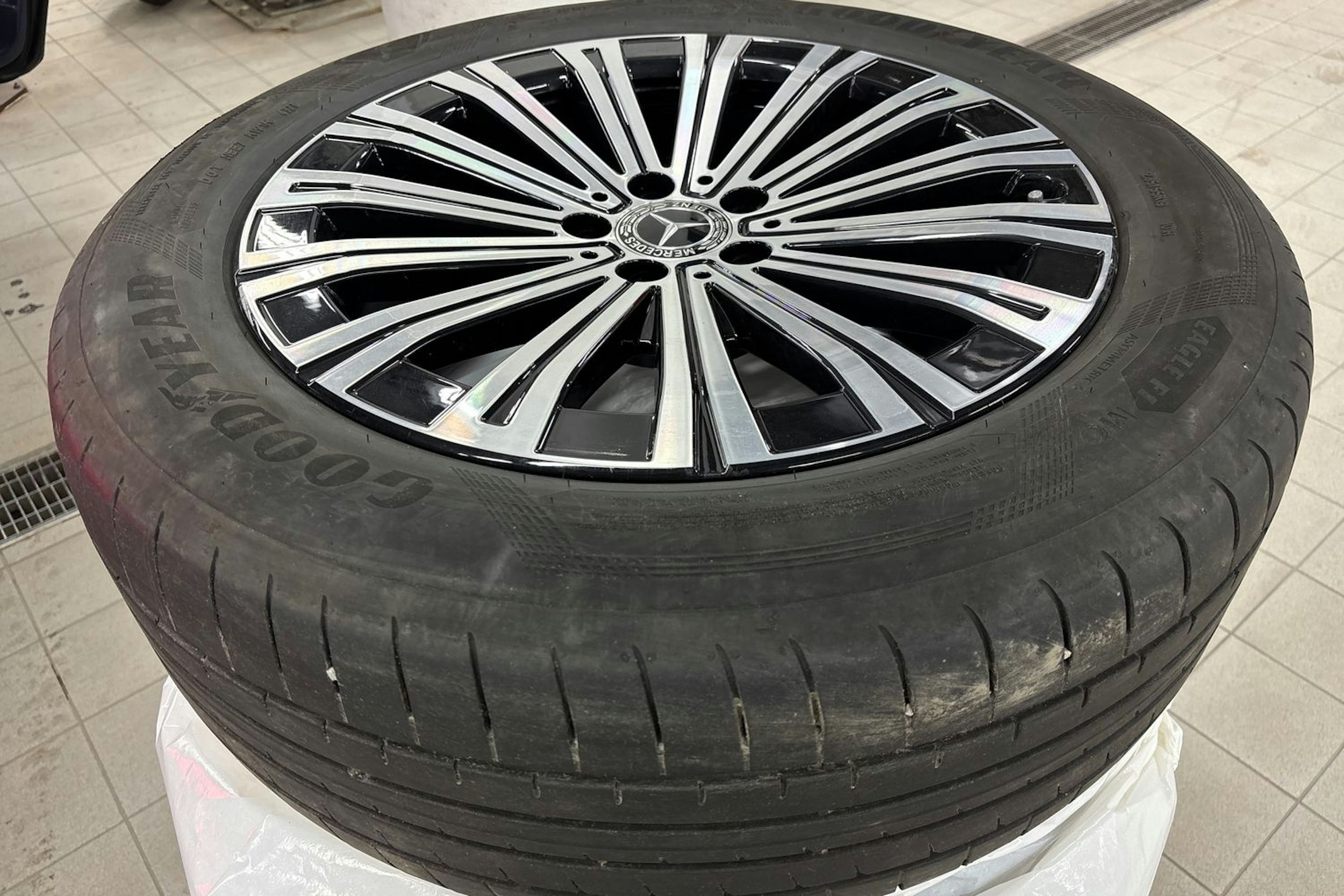 sininen Mercedes-Benz EQS 2023 kuva 14.