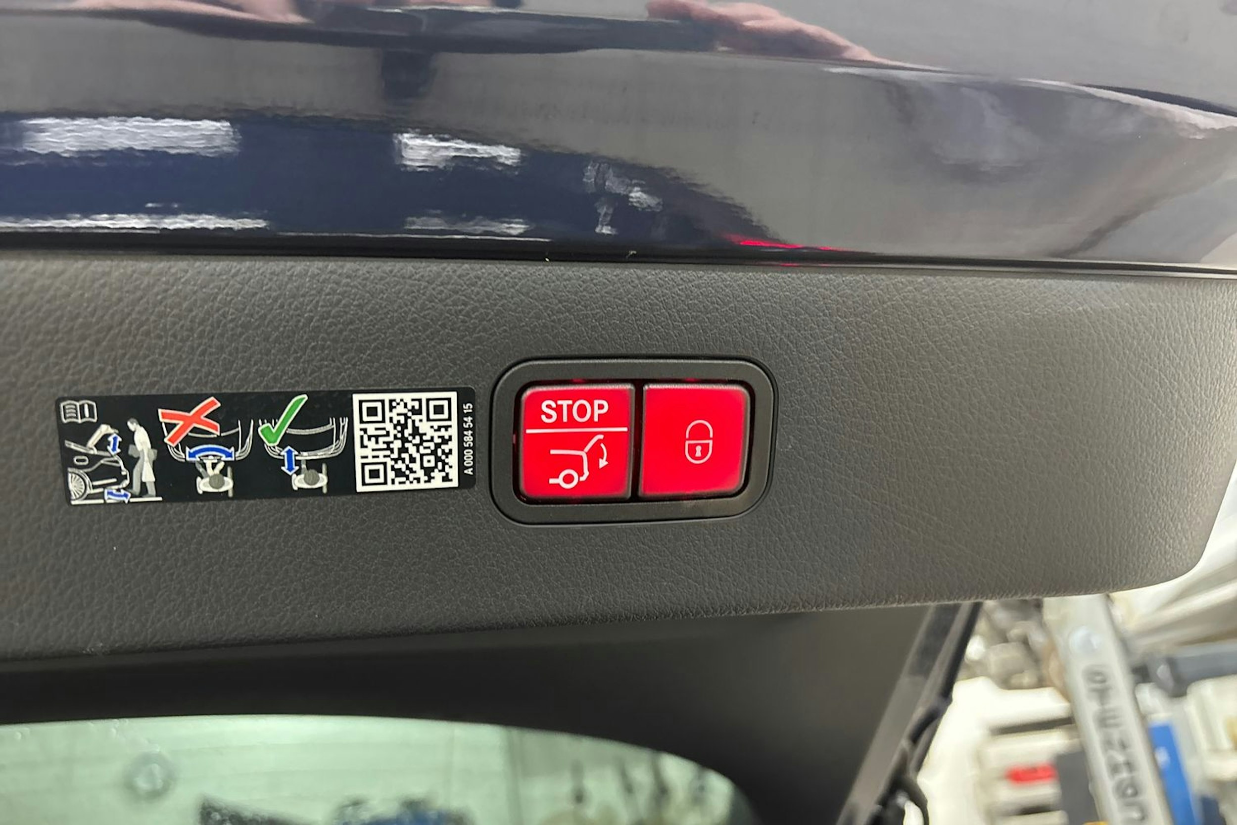 sininen Mercedes-Benz EQS 2023 kuva 16.